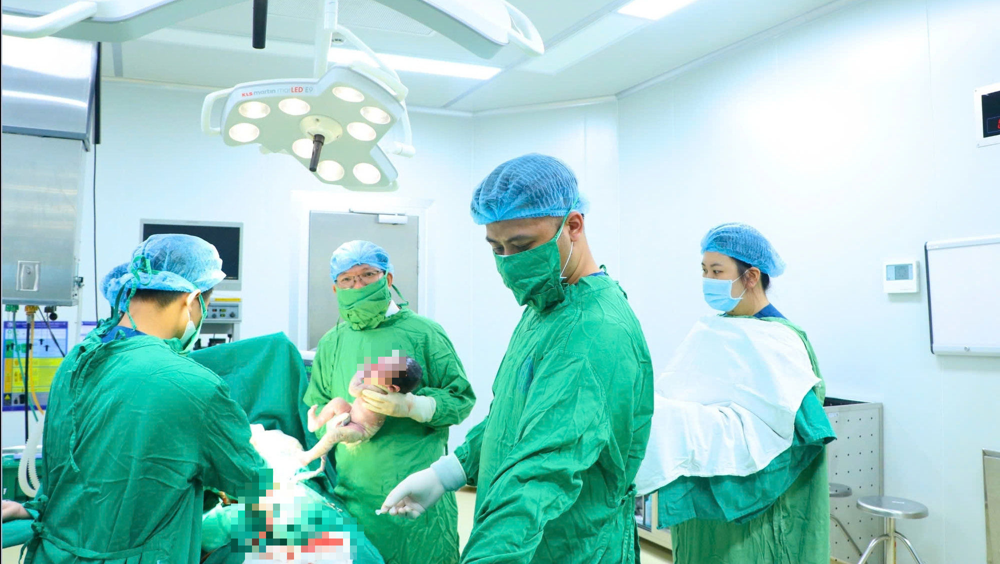 2 chiến sĩ CSGT mở đường, hỗ trợ đưa sản phụ vỡ ối chuyển dạ đến bệnh viện cấp cứu - Ảnh 2.