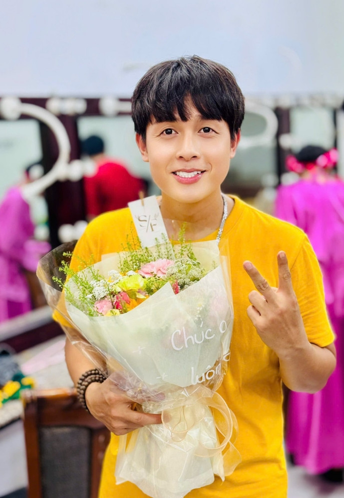 Diễn viên Hòa Hiệp tuổi 43 bất ngờ thông báo cưới vợ trẻ, đã có con trai - Ảnh 1. Diễn viên Hòa Hiệp tuổi 43 bất ngờ thông báo cưới vợ trẻ, đã có con trai - Ảnh 1.