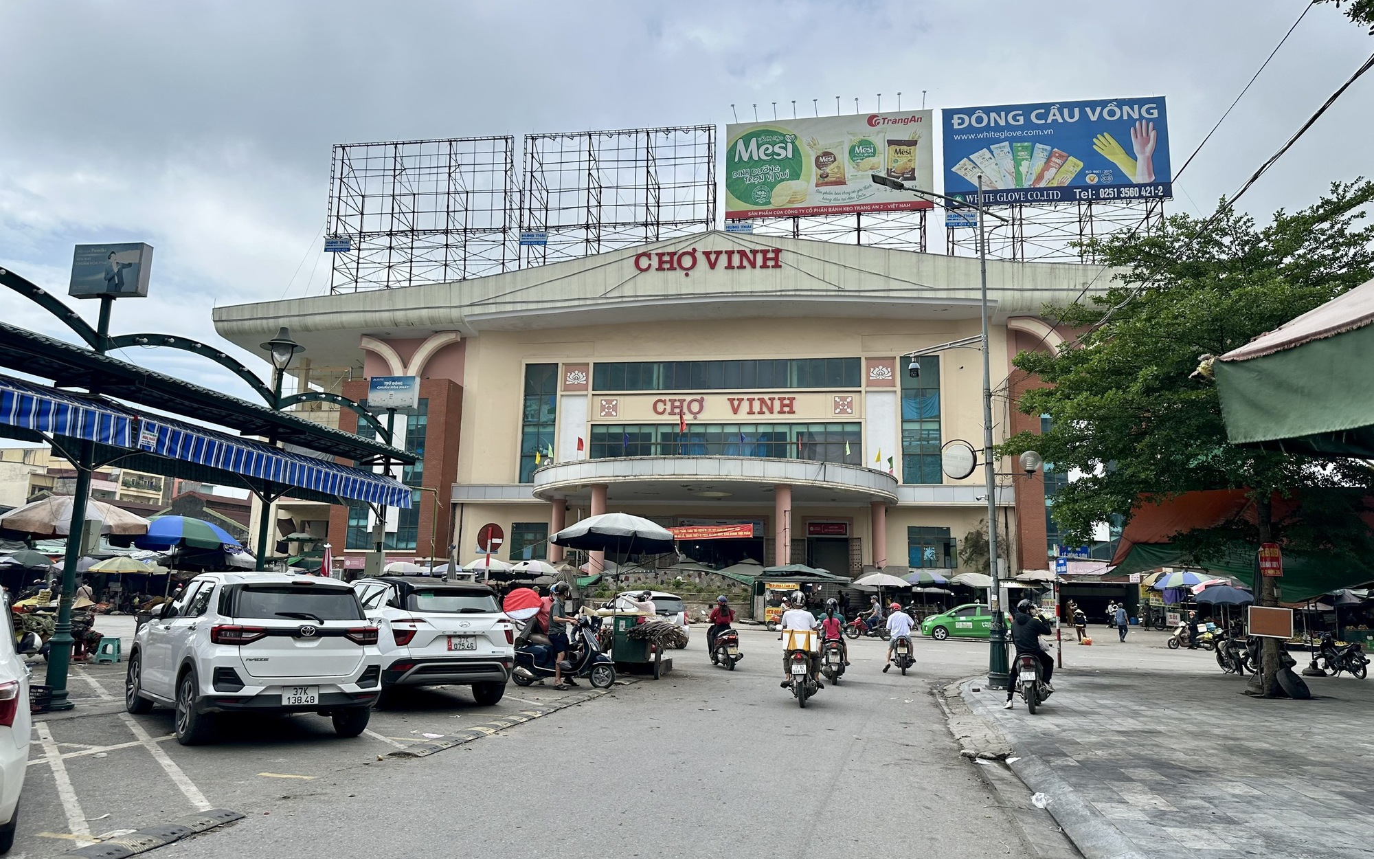 Chợ lớn nhất Bắc Trung Bộ &quot;cửa đóng then cài&quot; giữa cao điểm chống hàng giả