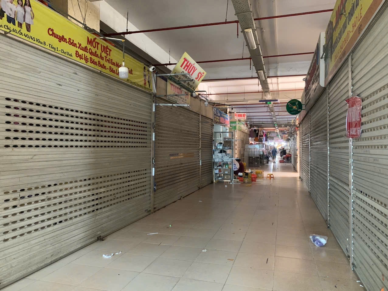 Chợ lớn nhất Bắc Trung Bộ 'cửa đóng then cài' giữa cao điểm chống hàng giả- Ảnh 6. Chợ lớn nhất Bắc Trung Bộ 'cửa đóng then cài' giữa cao điểm chống hàng giả- Ảnh 6.