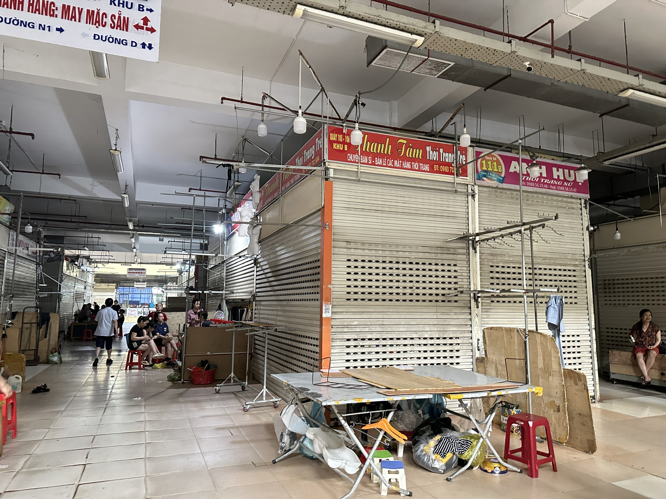 Chợ lớn nhất Bắc Trung Bộ 'cửa đóng then cài' giữa cao điểm chống hàng giả- Ảnh 4. Chợ lớn nhất Bắc Trung Bộ 'cửa đóng then cài' giữa cao điểm chống hàng giả- Ảnh 4.