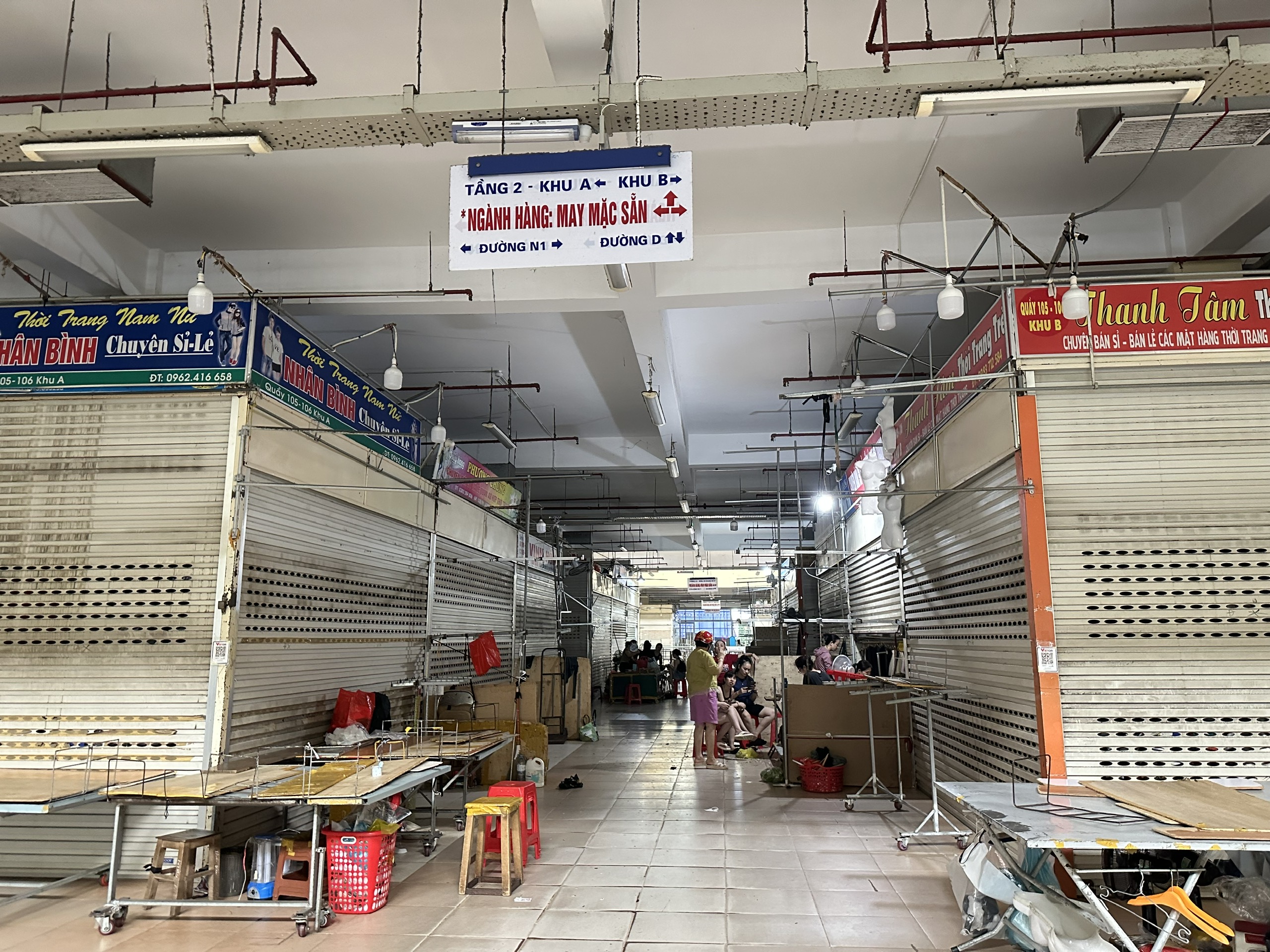 Chợ lớn nhất Bắc Trung Bộ 'cửa đóng then cài' giữa cao điểm chống hàng giả- Ảnh 3. Chợ lớn nhất Bắc Trung Bộ 'cửa đóng then cài' giữa cao điểm chống hàng giả- Ảnh 3.
