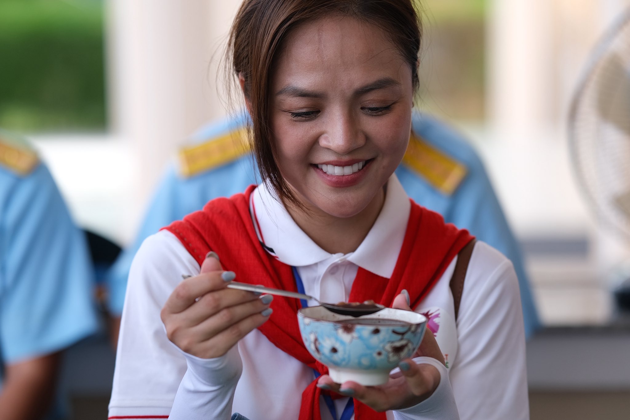 Khoảnh khắc Thu Quỳnh 'Cha tôi người ở lại' khóc khi ăn món này ở Trường Sa- Ảnh 2. Khoảnh khắc Thu Quỳnh 'Cha tôi người ở lại' khóc khi ăn món này ở Trường Sa- Ảnh 2.