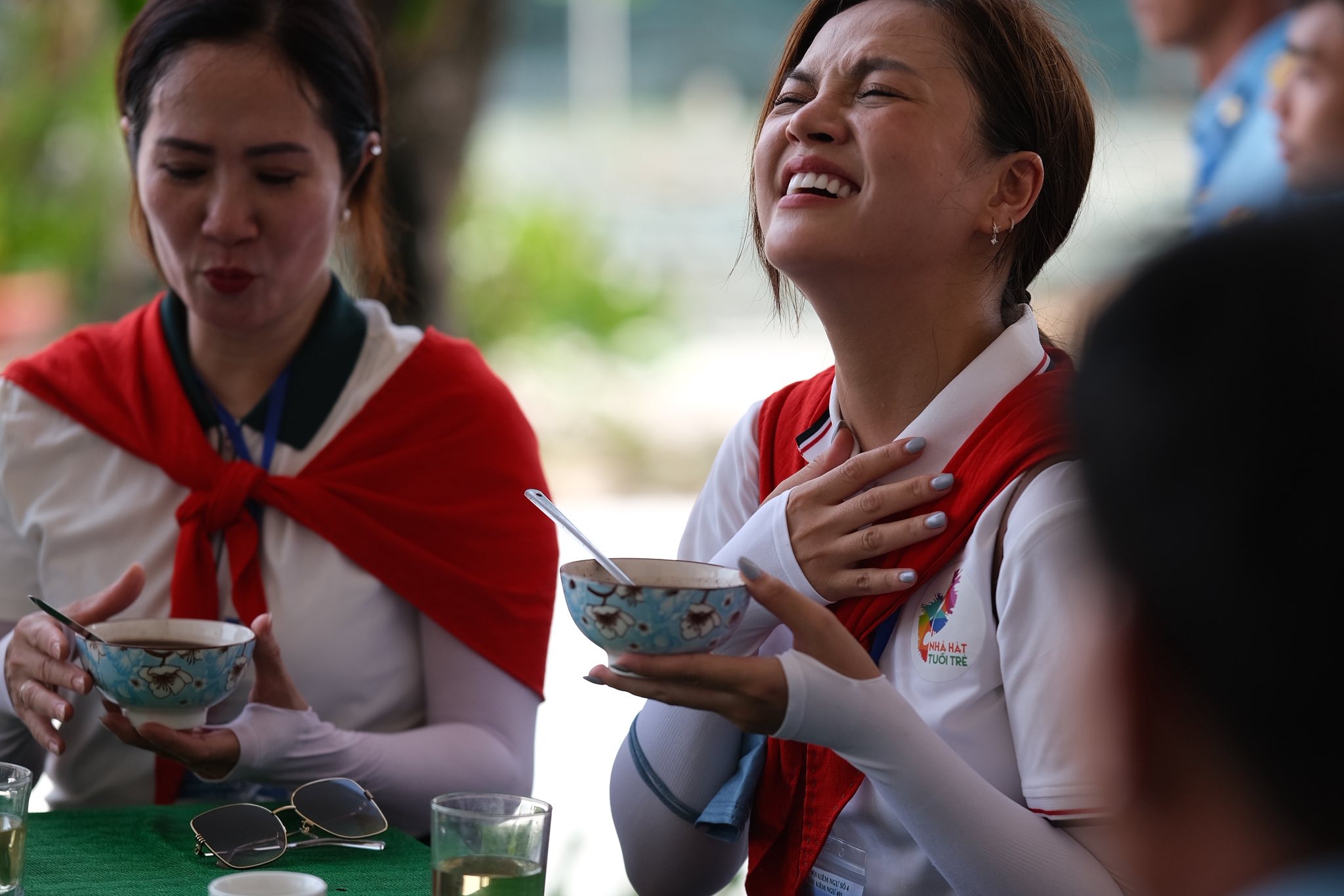 Khoảnh khắc Thu Quỳnh 'Cha tôi người ở lại' khóc khi ăn món này ở Trường Sa- Ảnh 3. Khoảnh khắc Thu Quỳnh 'Cha tôi người ở lại' khóc khi ăn món này ở Trường Sa- Ảnh 3.