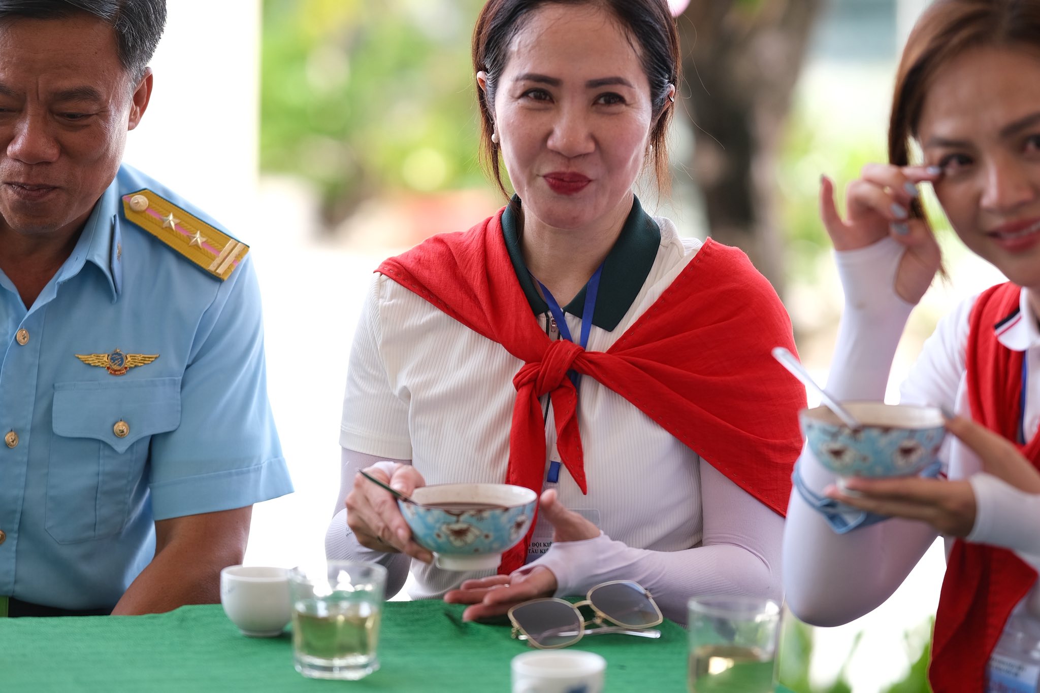 Khoảnh khắc Thu Quỳnh 'Cha tôi người ở lại' khóc khi ăn món này ở Trường Sa- Ảnh 5. Khoảnh khắc Thu Quỳnh 'Cha tôi người ở lại' khóc khi ăn món này ở Trường Sa- Ảnh 5.
