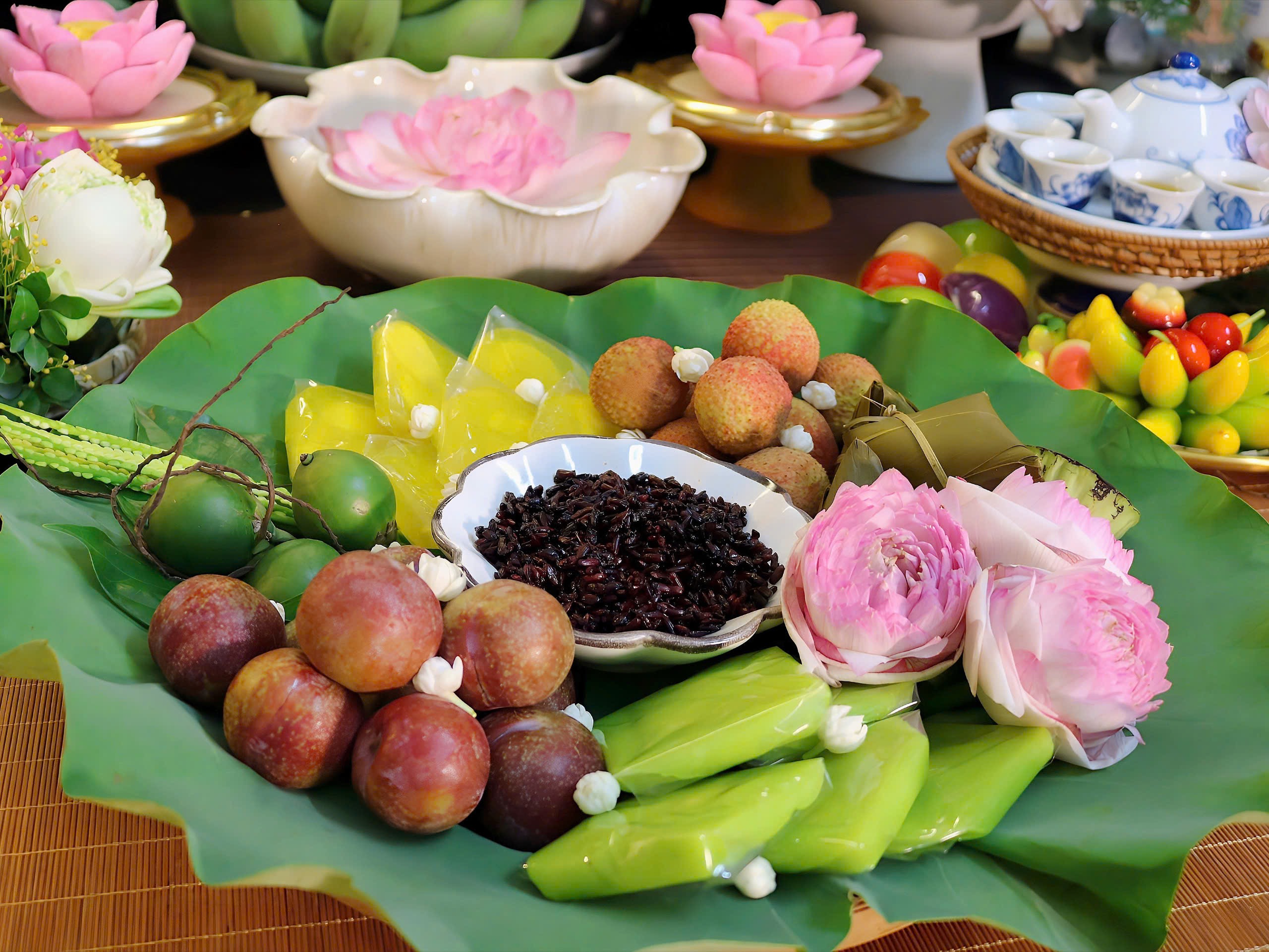 Mâm cúng Tết Đoan Ngọ của mẹ đảm Hà thành: Gói trọn hồn Việt trong từng lễ vật - Ảnh 7. Mâm cúng Tết Đoan Ngọ của mẹ đảm Hà thành: Gói trọn hồn Việt trong từng lễ vật - Ảnh 7.