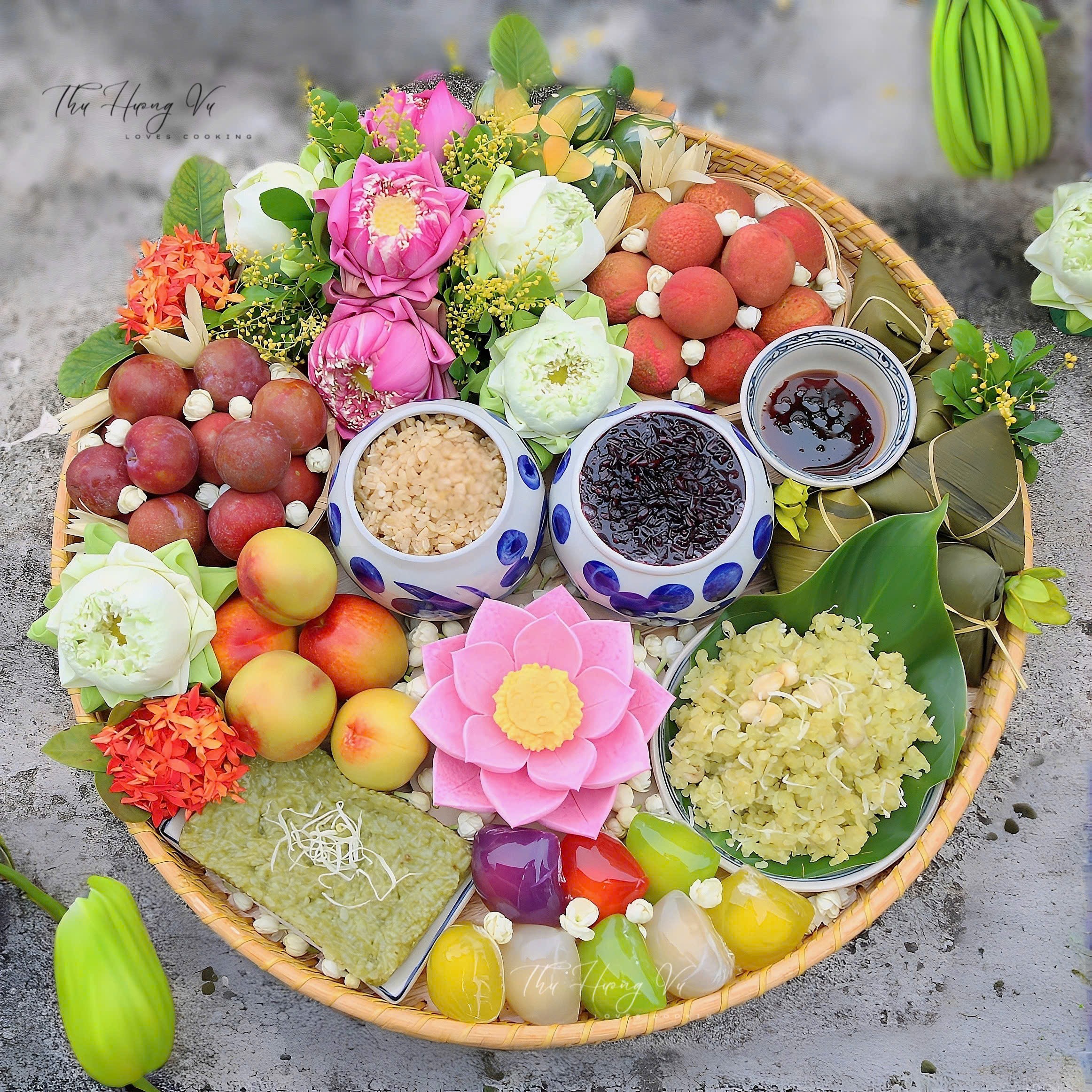 Mâm cúng Tết Đoan Ngọ của mẹ đảm Hà thành: Gói trọn hồn Việt trong từng lễ vật - Ảnh 1. Mâm cúng Tết Đoan Ngọ của mẹ đảm Hà thành: Gói trọn hồn Việt trong từng lễ vật - Ảnh 1.