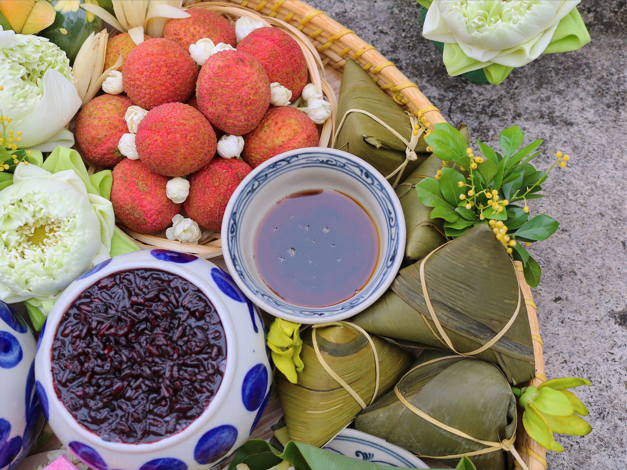 Mâm cúng Tết Đoan Ngọ của mẹ đảm Hà thành: Gói trọn hồn Việt trong từng lễ vật - Ảnh 3. Mâm cúng Tết Đoan Ngọ của mẹ đảm Hà thành: Gói trọn hồn Việt trong từng lễ vật - Ảnh 3.