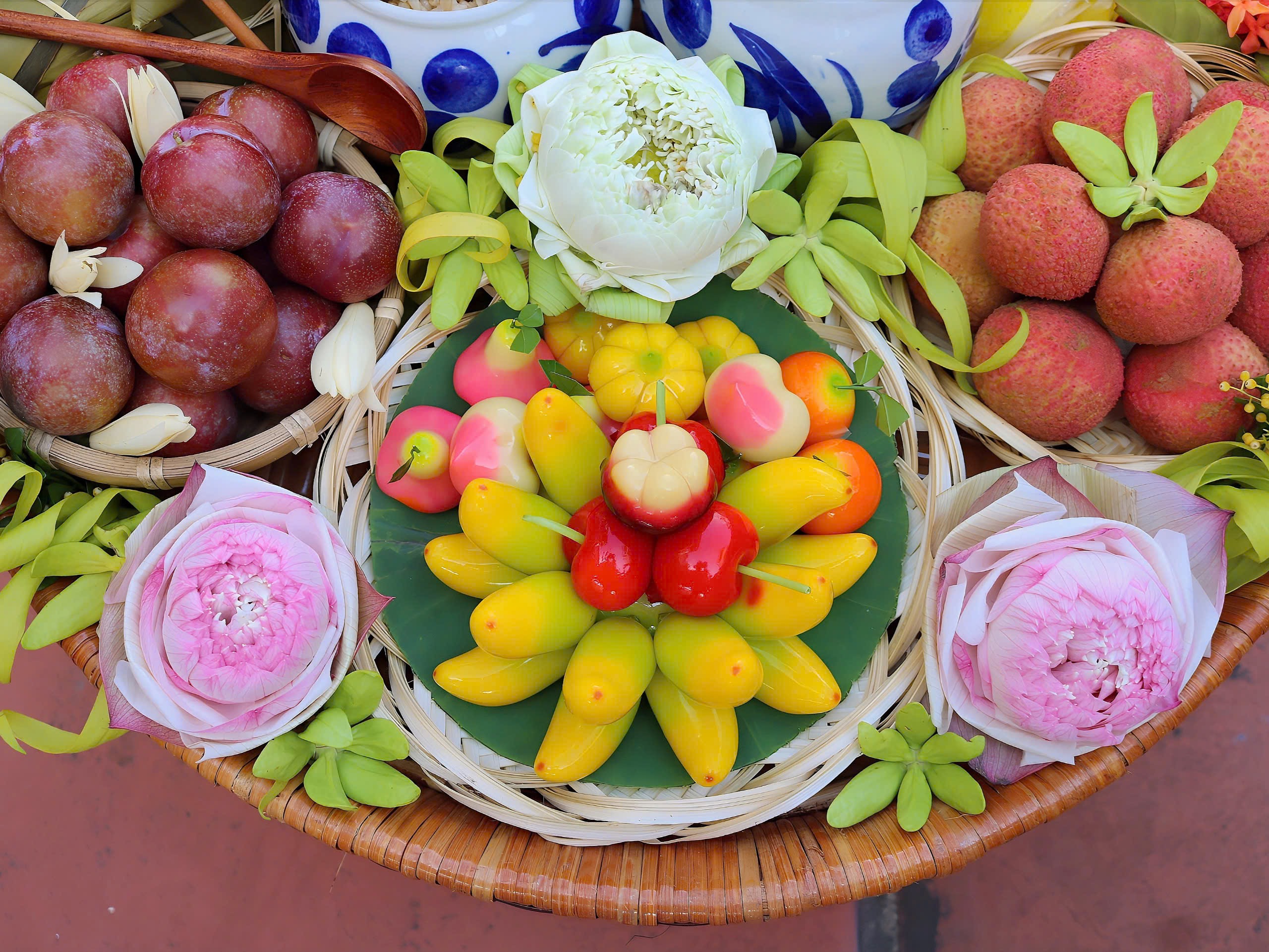 Chiêm ngưỡng mâm cúng Tết Đoan Ngọ đẹp như tranh của mẹ đảm Hà thành: Gói trọn hồn Việt trong từng lễ vật - Ảnh 10. Chiêm ngưỡng mâm cúng Tết Đoan Ngọ đẹp như tranh của mẹ đảm Hà thành: Gói trọn hồn Việt trong từng lễ vật - Ảnh 10.