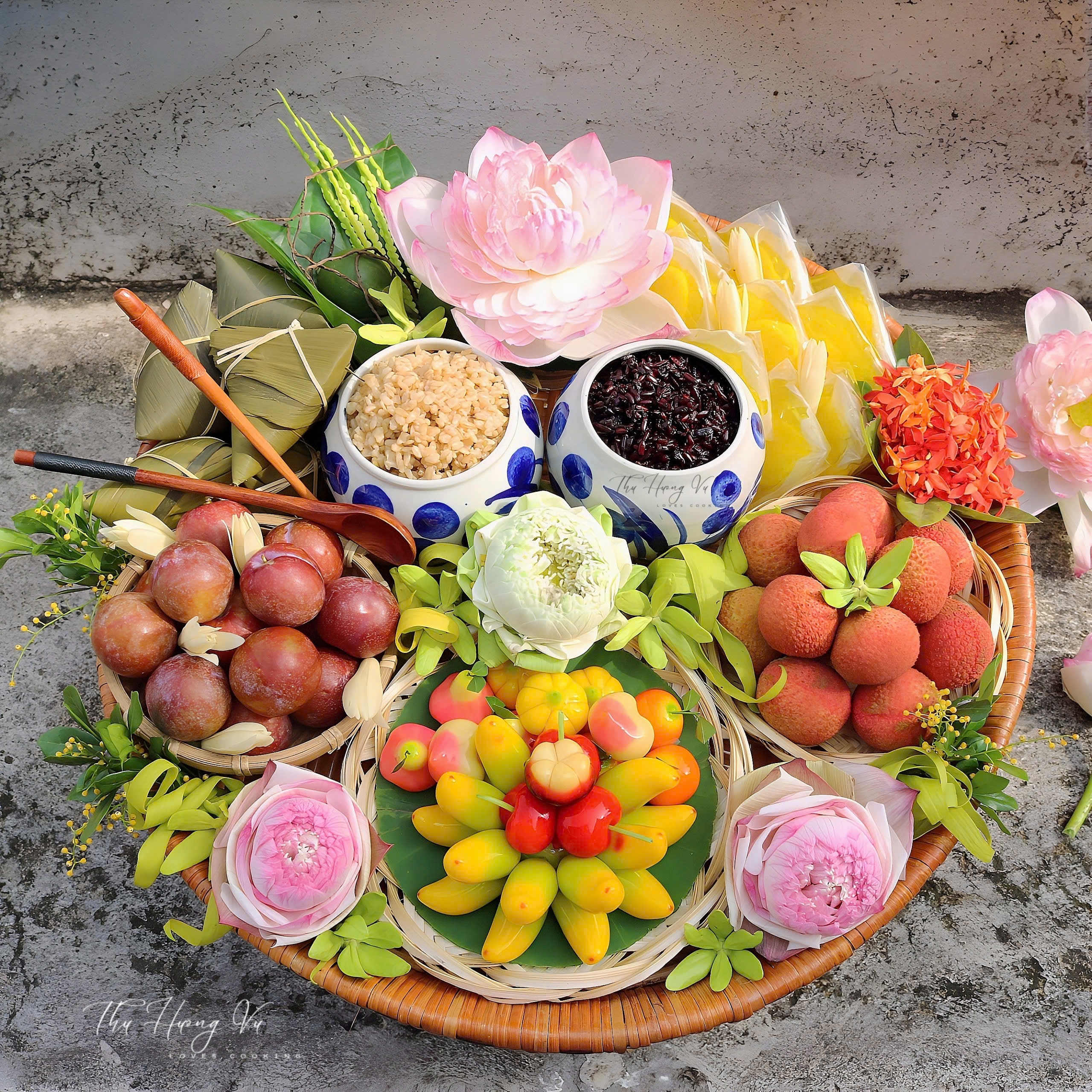 Mâm cúng Tết Đoan Ngọ của mẹ đảm Hà thành: Gói trọn hồn Việt trong từng lễ vật - Ảnh 8. Mâm cúng Tết Đoan Ngọ của mẹ đảm Hà thành: Gói trọn hồn Việt trong từng lễ vật - Ảnh 8.
