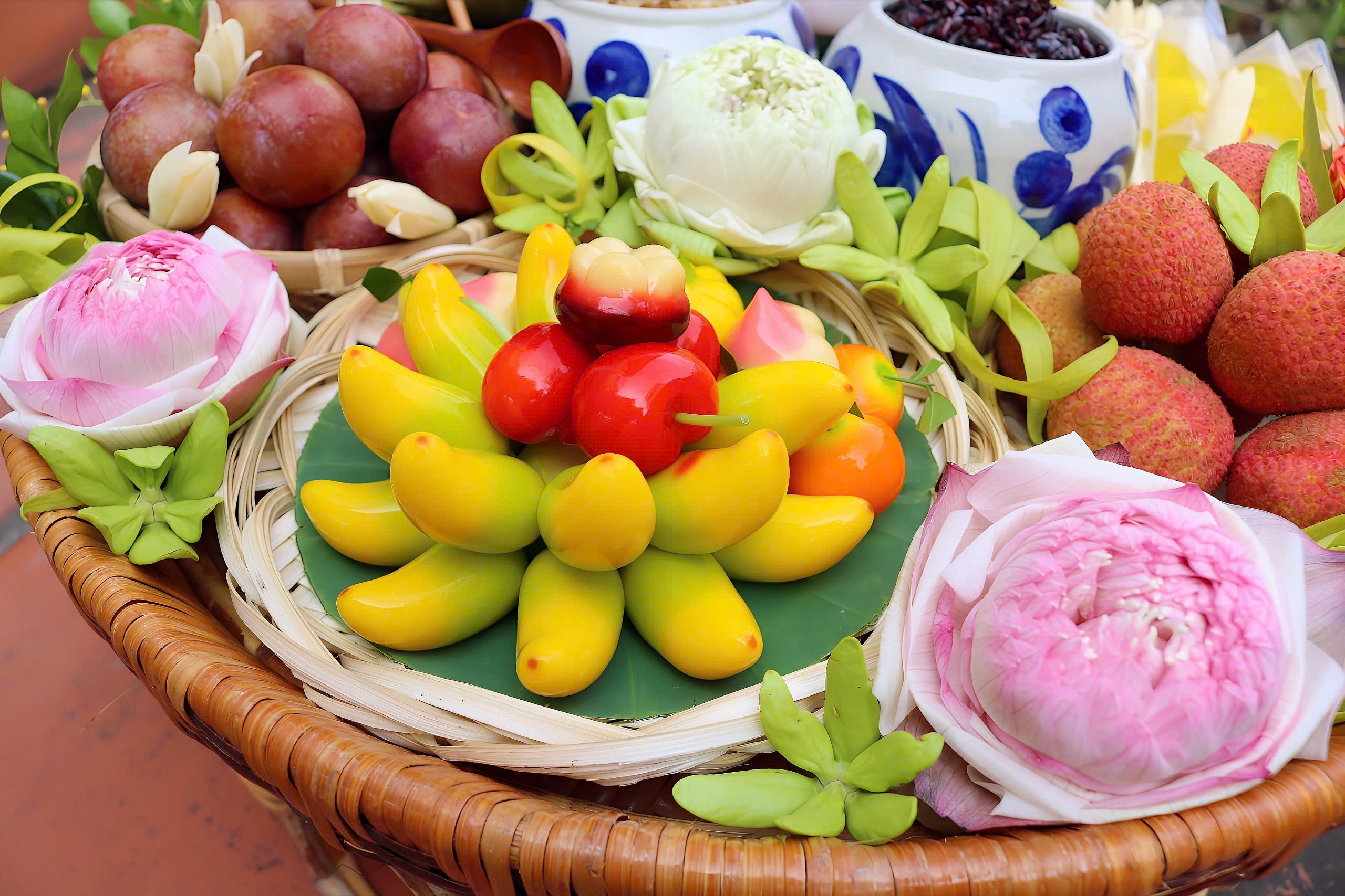 Chiêm ngưỡng mâm cúng Tết Đoan Ngọ đẹp như tranh của mẹ đảm Hà thành: Gói trọn hồn Việt trong từng lễ vật - Ảnh 11. Chiêm ngưỡng mâm cúng Tết Đoan Ngọ đẹp như tranh của mẹ đảm Hà thành: Gói trọn hồn Việt trong từng lễ vật - Ảnh 11.