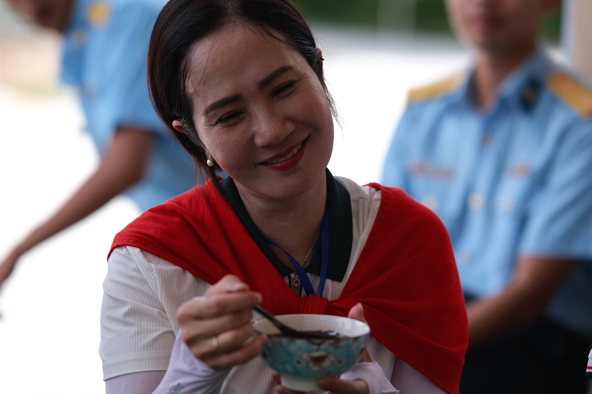 Khoảnh khắc Thu Quỳnh 'Cha tôi người ở lại' khóc khi ăn món này ở Trường Sa- Ảnh 6. Khoảnh khắc Thu Quỳnh 'Cha tôi người ở lại' khóc khi ăn món này ở Trường Sa- Ảnh 6.