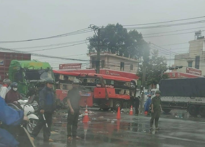 Xe khách đâm container ở Bình Dương lúc rạng sáng, nhiều người bị thương - Ảnh 2. Xe khách đâm container ở Bình Dương lúc rạng sáng, nhiều người bị thương - Ảnh 2.
