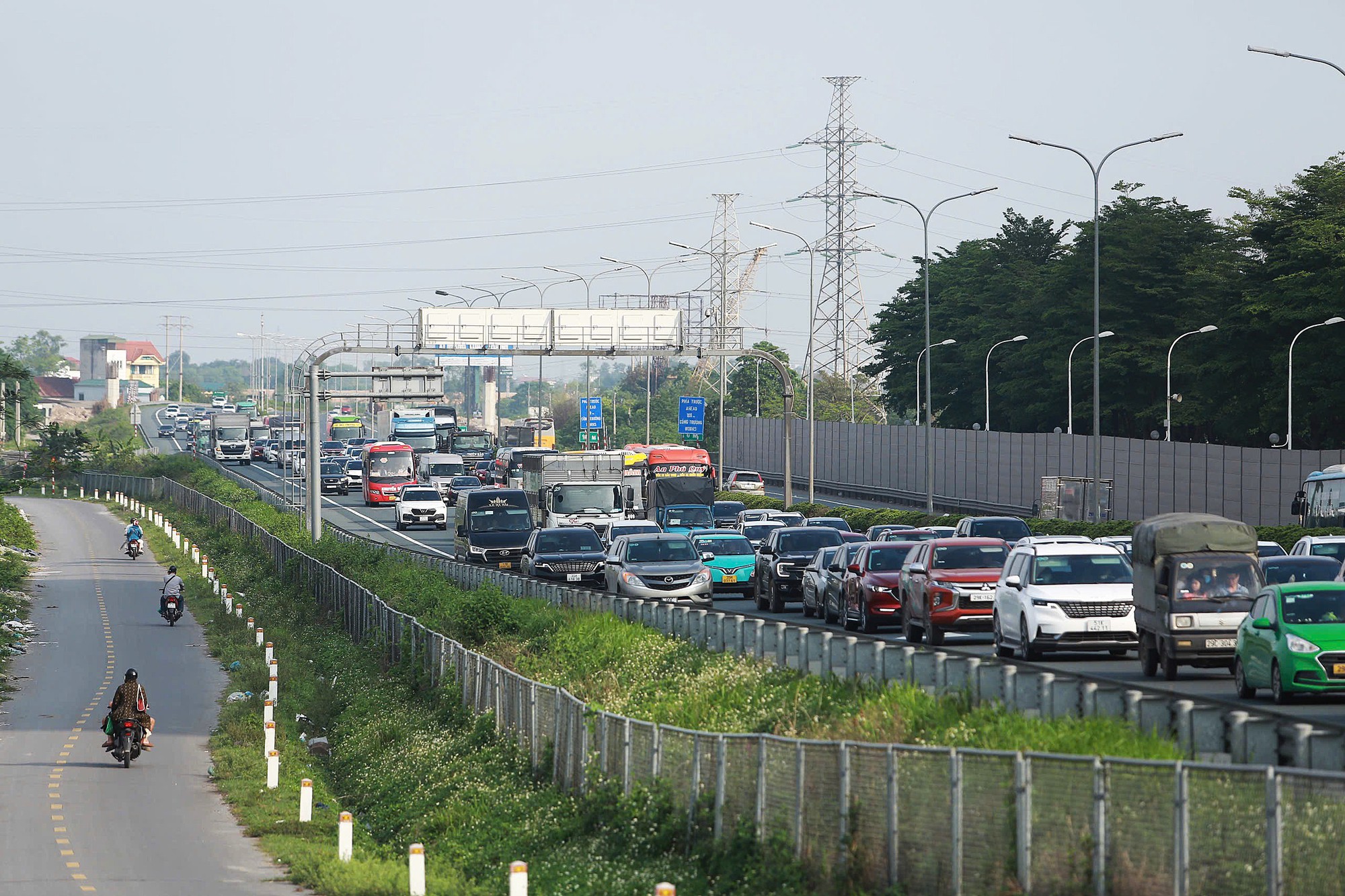 Dòng người ùn ùn trở lại Thủ đô, cửa ngõ Hà Nội ken đặc phương tiện dù vẫn còn nghỉ lễ- Ảnh 5. Dòng người ùn ùn trở lại Thủ đô, cửa ngõ Hà Nội ken đặc phương tiện dù vẫn còn nghỉ lễ- Ảnh 5.