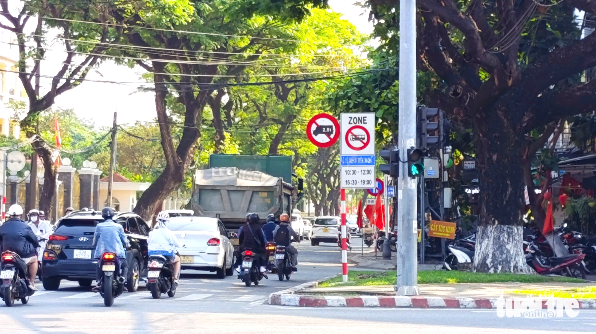 Phạt tiền, trừ điểm bằng lái tài xế xe ben chục tấn chạy vào đường cấm ở Đà Nẵng - Ảnh 1. xe ben - Ảnh 1.