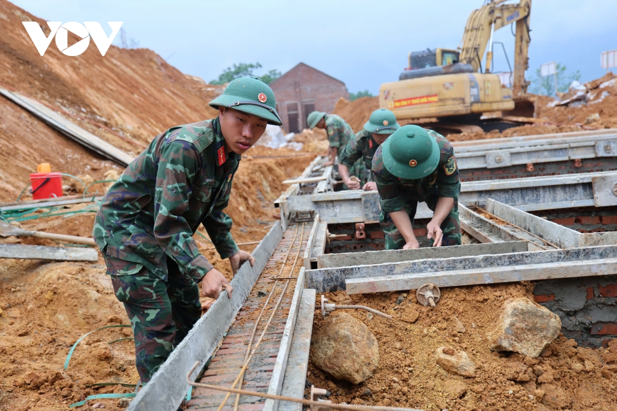 Thi công không nghỉ lễ giúp bà con vùng lũ sớm có nhà ở - Ảnh 2. Thi công không nghỉ lễ giúp bà con vùng lũ sớm có nhà ở - Ảnh 2.
