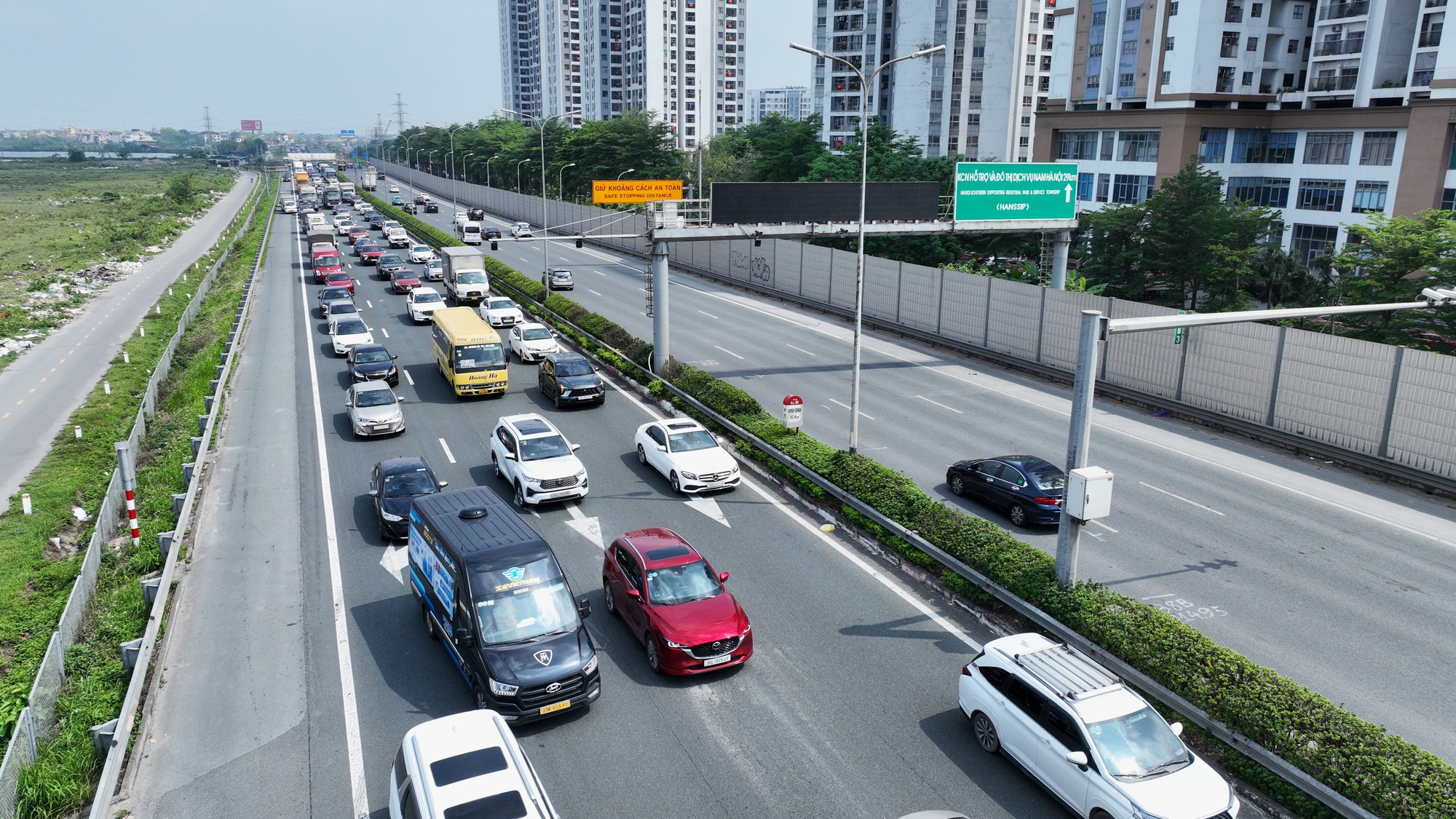 Dòng người ùn ùn trở lại Thủ đô, cửa ngõ Hà Nội ken đặc phương tiện dù vẫn còn nghỉ lễ- Ảnh 4. Dòng người ùn ùn trở lại Thủ đô, cửa ngõ Hà Nội ken đặc phương tiện dù vẫn còn nghỉ lễ- Ảnh 4.