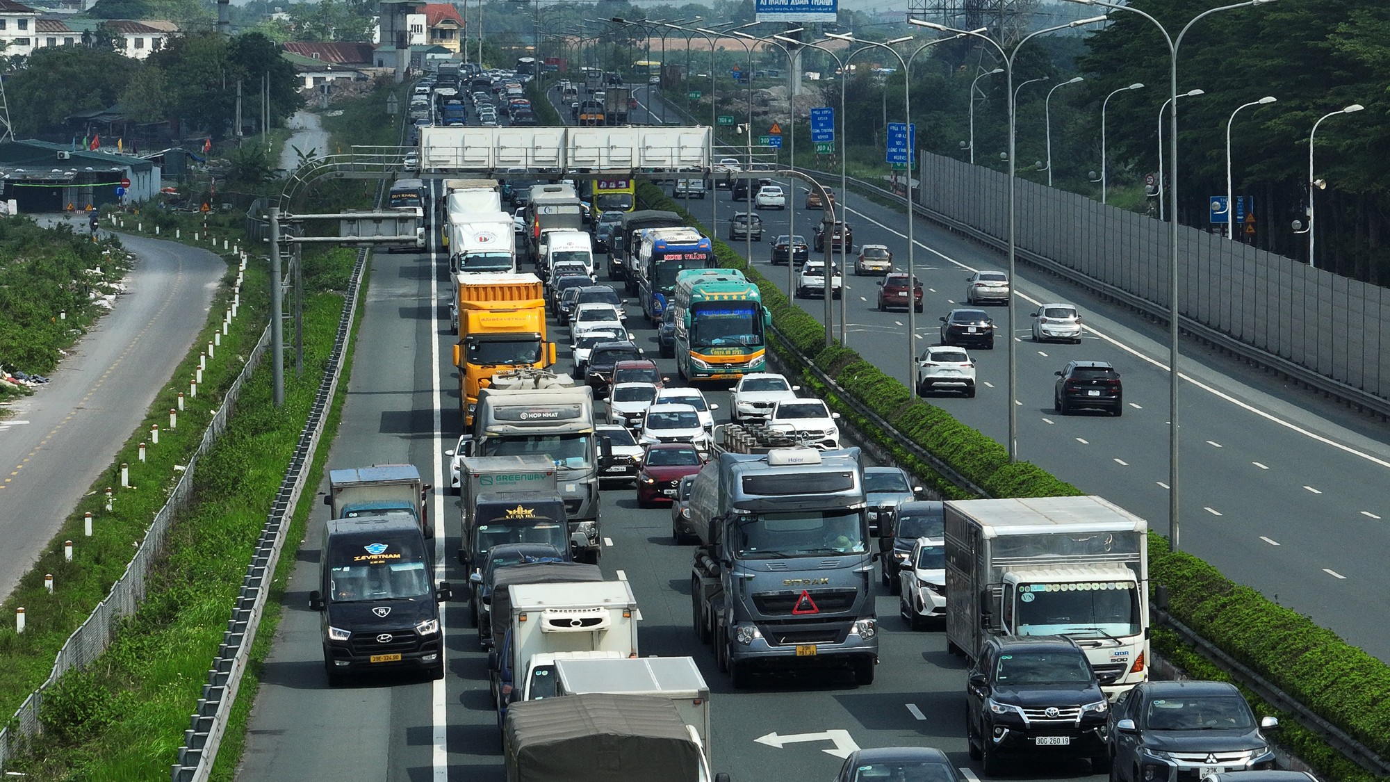 Dòng người ùn ùn trở lại Thủ đô, cửa ngõ Hà Nội ken đặc phương tiện dù vẫn còn nghỉ lễ- Ảnh 3. Dòng người ùn ùn trở lại Thủ đô, cửa ngõ Hà Nội ken đặc phương tiện dù vẫn còn nghỉ lễ- Ảnh 3.