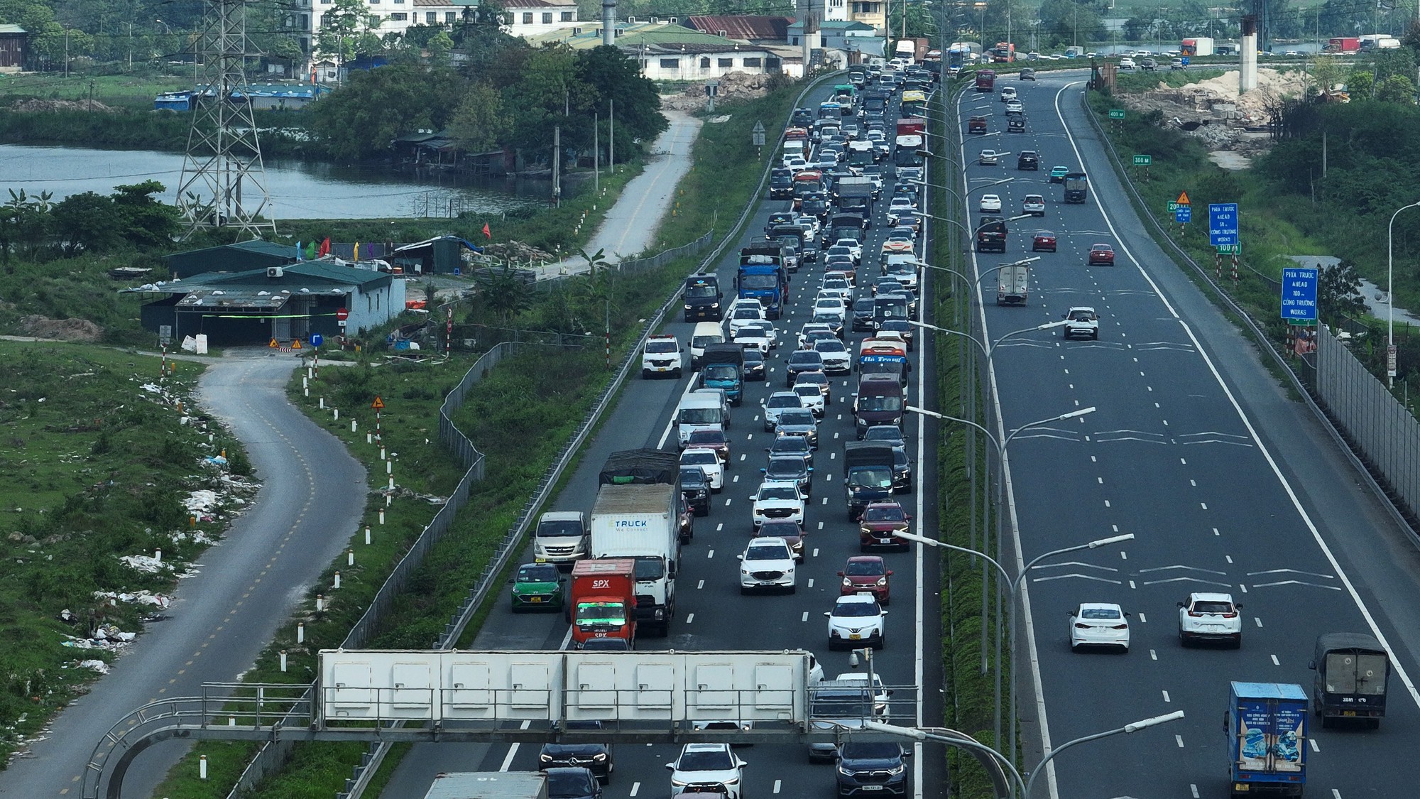 Dòng người ùn ùn trở lại Thủ đô, cửa ngõ Hà Nội ken đặc phương tiện dù vẫn còn nghỉ lễ- Ảnh 2. Dòng người ùn ùn trở lại Thủ đô, cửa ngõ Hà Nội ken đặc phương tiện dù vẫn còn nghỉ lễ- Ảnh 2.