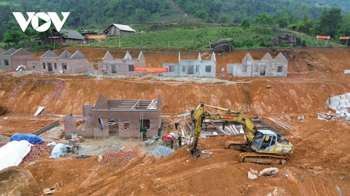 Thi công không nghỉ lễ giúp bà con vùng lũ sớm có nhà ở - Ảnh 1. Thi công không nghỉ lễ giúp bà con vùng lũ sớm có nhà ở - Ảnh 1.