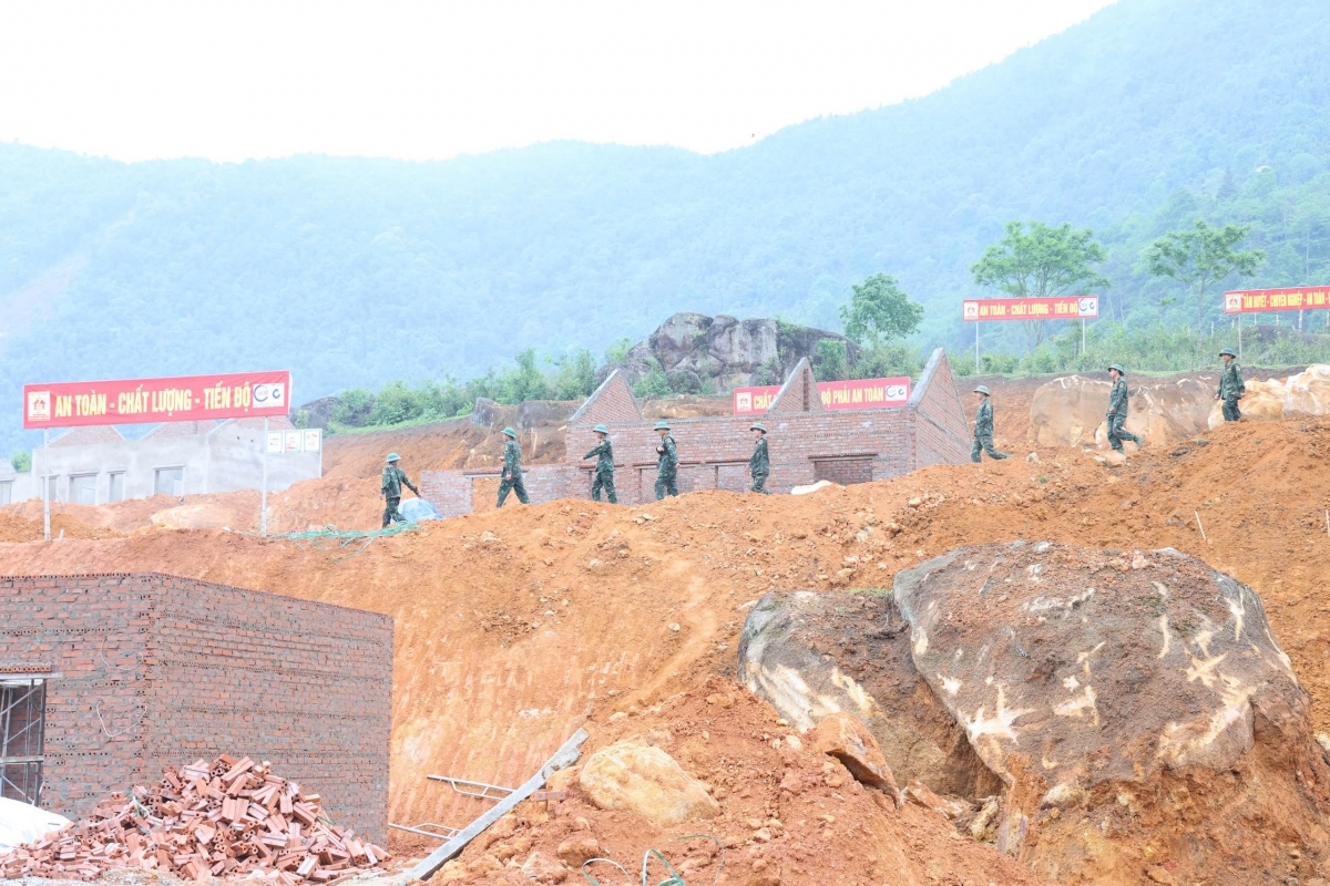 Thi công không nghỉ lễ giúp bà con vùng lũ sớm có nhà ở - Ảnh 4. Thi công không nghỉ lễ giúp bà con vùng lũ sớm có nhà ở - Ảnh 4.