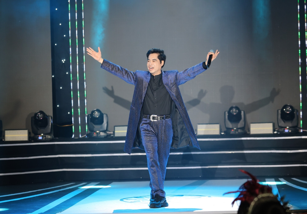 Nam ca sĩ 'mưa bụi' sống xa hoa giàu có bậc nhất showbiz Việt, tuổi U60 độc thân 'nghèo nhất' vì làm một điều- Ảnh 14.