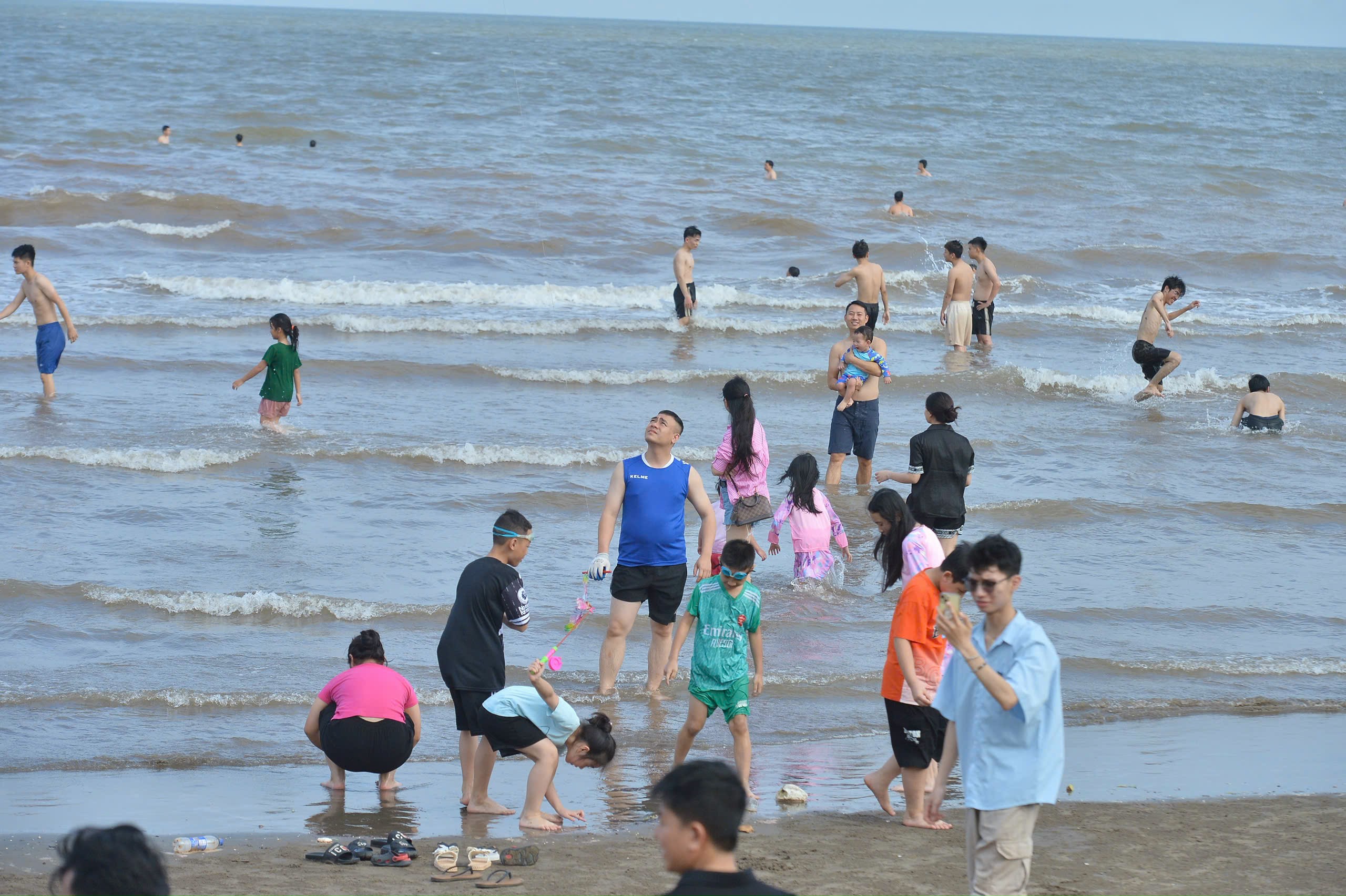 Sau phản ánh, rác tại bãi biển tự phát khu Rạng Đông ở Nam Định được xử lý- Ảnh 4. Sau phản ánh, rác tại bãi biển tự phát khu Rạng Đông ở Nam Định được xử lý- Ảnh 4.