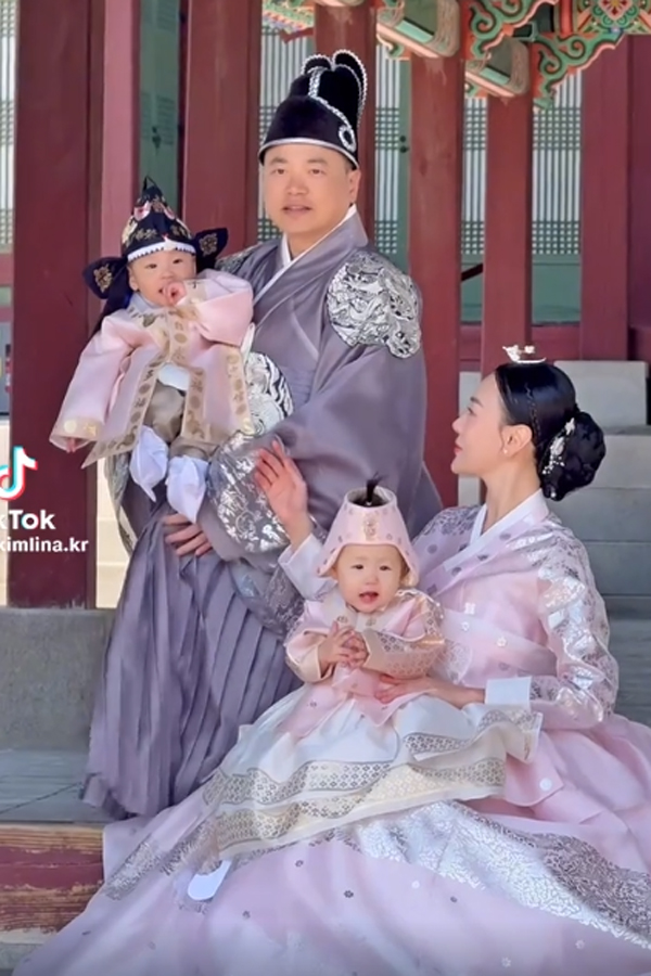 Cặp song sinh nhà Phương Oanh - Shark Bình diện hanbok cùng bố mẹ ở Hàn Quốc- Ảnh 6. Cặp song sinh nhà Phương Oanh - Shark Bình diện hanbok cùng bố mẹ ở Hàn Quốc- Ảnh 6.