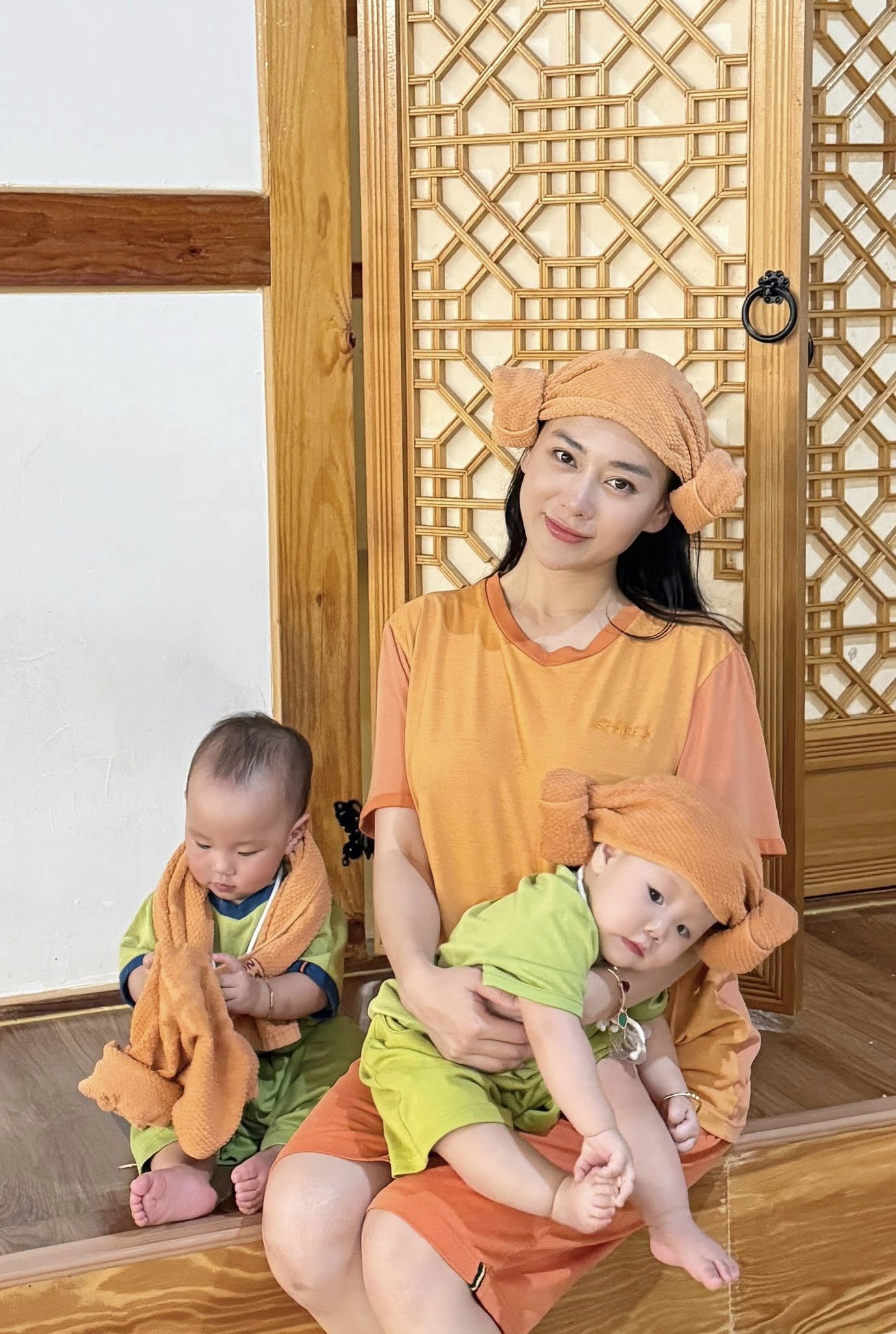 Cặp song sinh nhà Phương Oanh - Shark Bình diện hanbok cùng bố mẹ ở Hàn Quốc- Ảnh 2. Cặp song sinh nhà Phương Oanh - Shark Bình diện hanbok cùng bố mẹ ở Hàn Quốc- Ảnh 2.