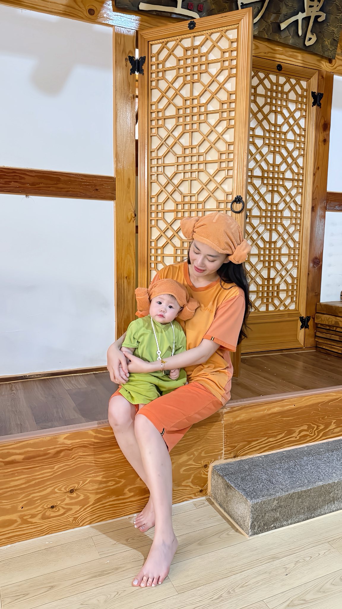 Cặp song sinh nhà Phương Oanh - Shark Bình diện hanbok cùng bố mẹ ở Hàn Quốc- Ảnh 4. Cặp song sinh nhà Phương Oanh - Shark Bình diện hanbok cùng bố mẹ ở Hàn Quốc- Ảnh 4.