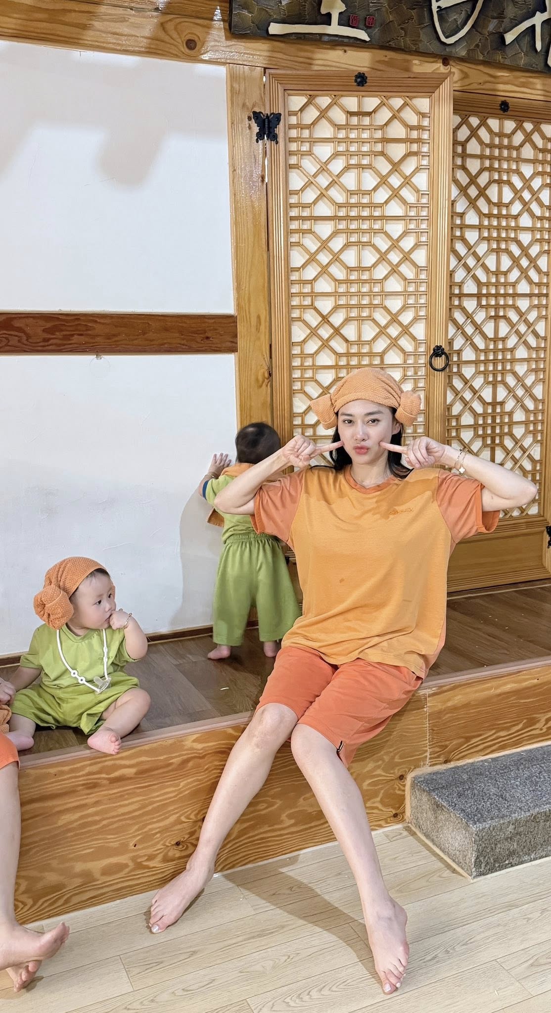 Cặp song sinh nhà Phương Oanh - Shark Bình diện hanbok cùng bố mẹ ở Hàn Quốc- Ảnh 5. Cặp song sinh nhà Phương Oanh - Shark Bình diện hanbok cùng bố mẹ ở Hàn Quốc- Ảnh 5.