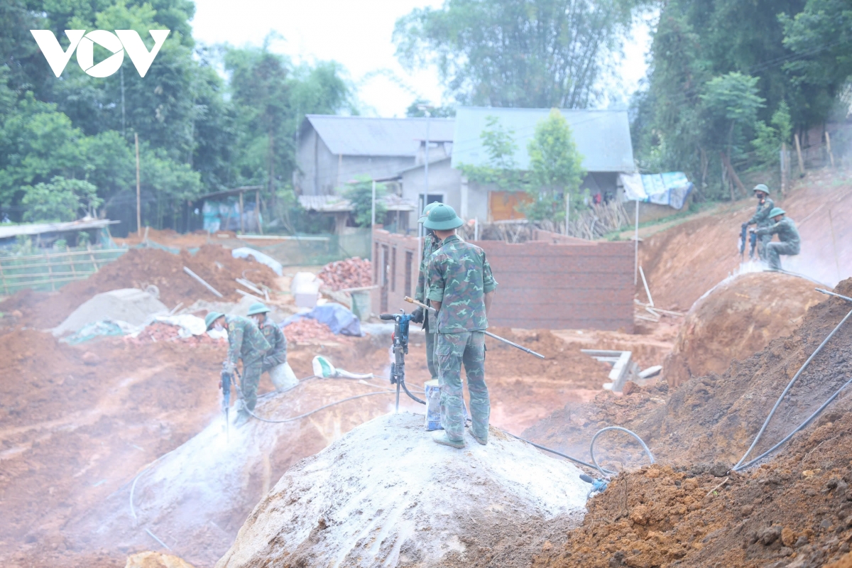 Thi công không nghỉ lễ giúp bà con vùng lũ sớm có nhà ở - Ảnh 3. Thi công không nghỉ lễ giúp bà con vùng lũ sớm có nhà ở - Ảnh 3.
