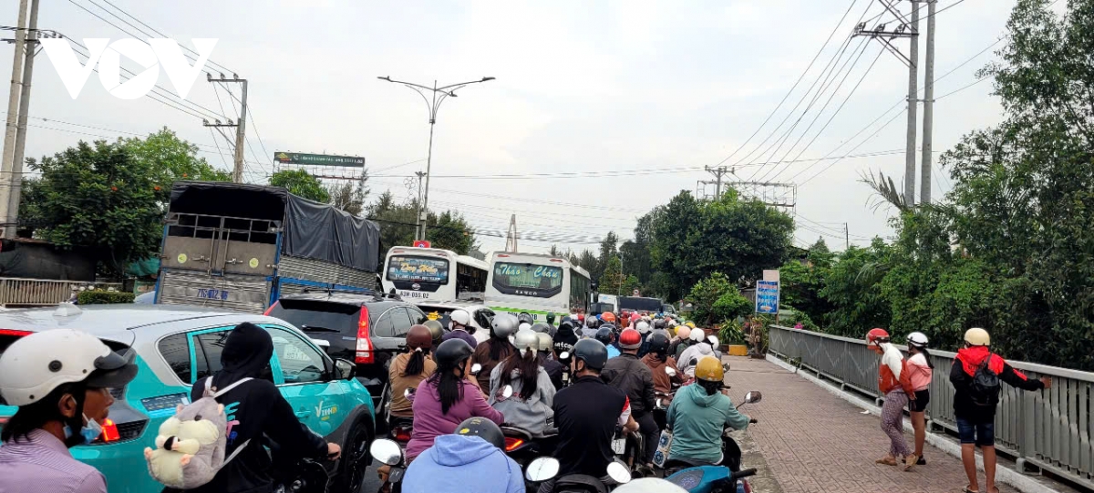 Người dân trở lại TP.HCM sau nghỉ lễ, cầu Rạch Miễu 4 lần xả trạm thu phí do kẹt xe - Ảnh 3. Người dân trở lại TP.HCM sau nghỉ lễ, cầu Rạch Miễu 4 lần xả trạm thu phí do kẹt xe - Ảnh 3.