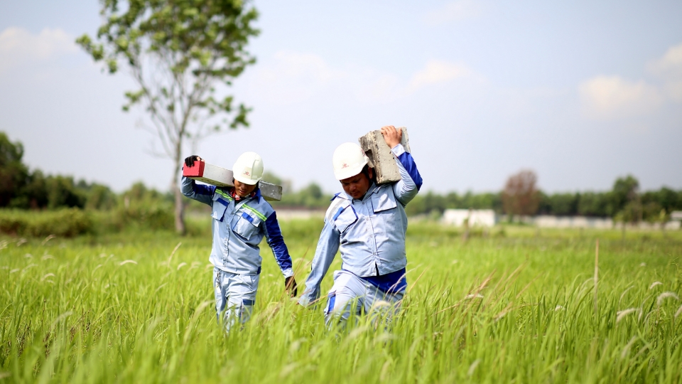 Thi công không nghỉ lễ giúp bà con vùng lũ sớm có nhà ở - Ảnh 6. Thi công không nghỉ lễ giúp bà con vùng lũ sớm có nhà ở - Ảnh 6.