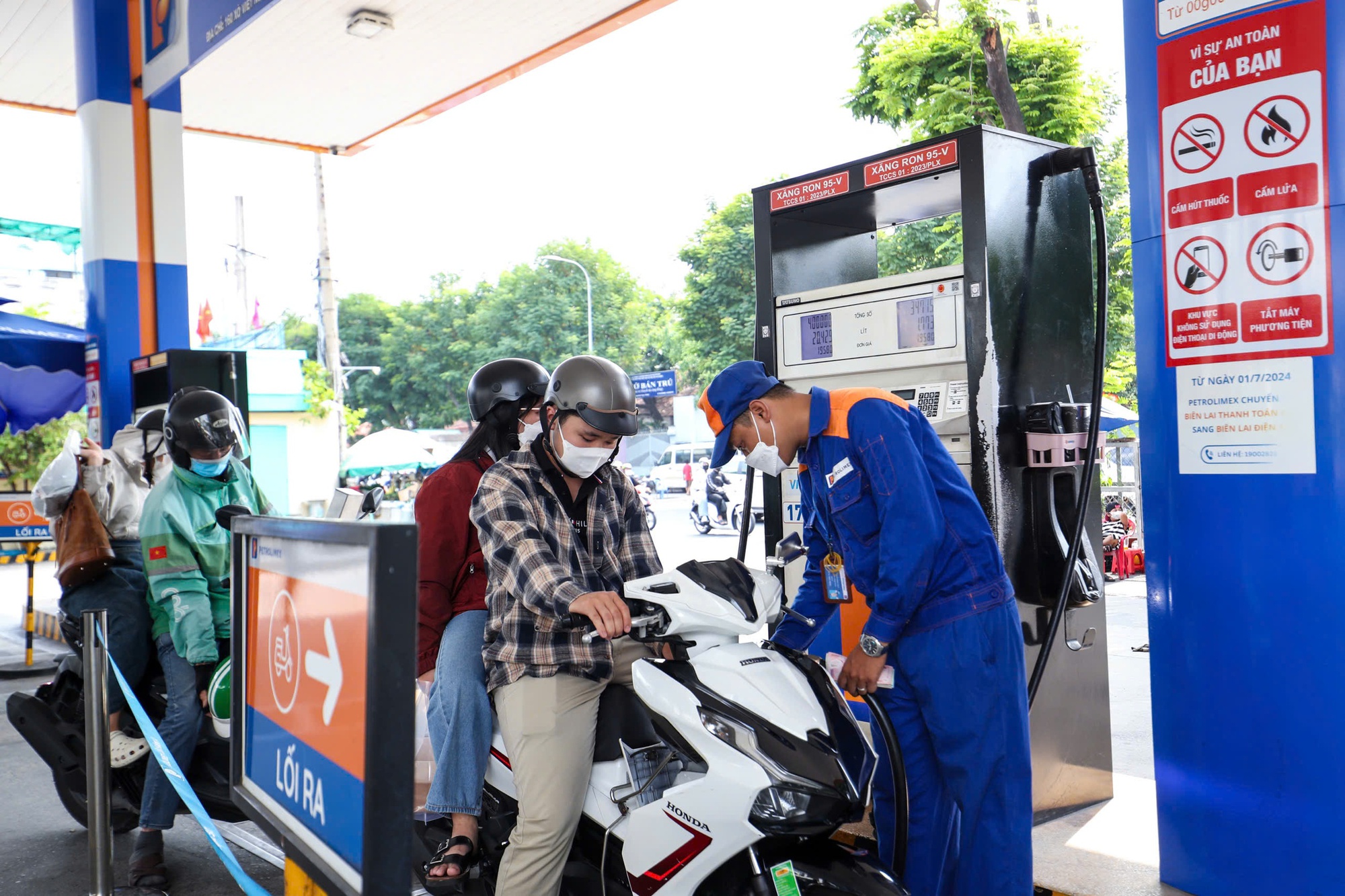 Giá xăng dầu hôm nay 3.5.2025: Xăng trong nước giảm bao nhiêu sau kỳ nghỉ lễ?- Ảnh 1. Giá xăng dầu hôm nay 3.5.2025: Xăng trong nước giảm bao nhiêu sau kỳ nghỉ lễ?- Ảnh 1.