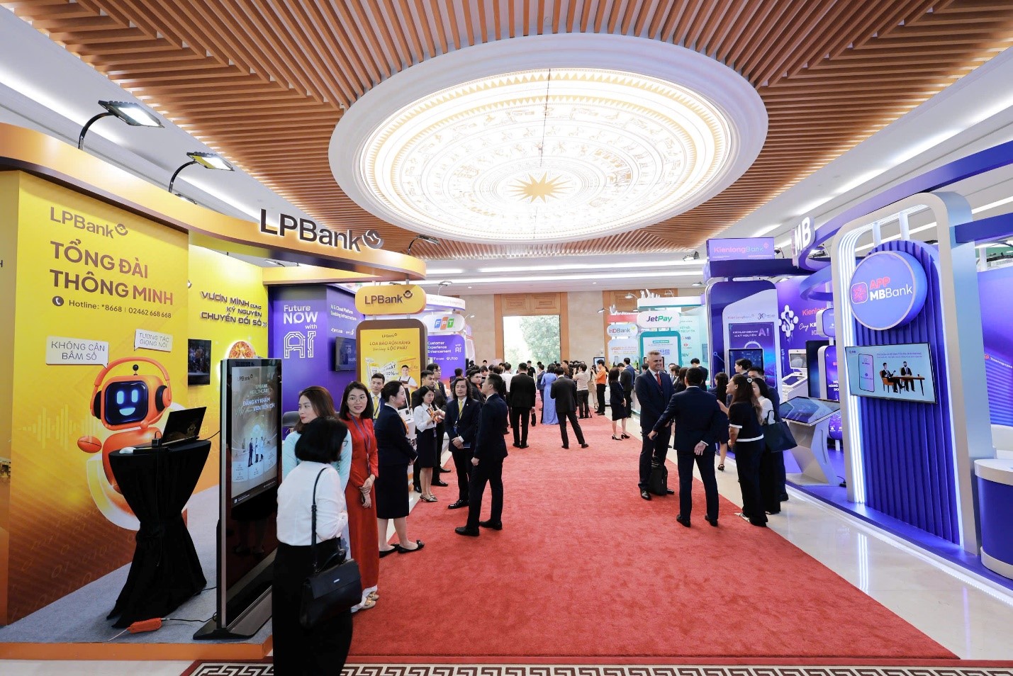 Ngân hàng Lộc Phát (LPBank) ghi dấu ấn với Tổng đài đa kênh thông minh tại sự kiện Chuyển đổi số ngành Ngân hàng 2025- Ảnh 2.