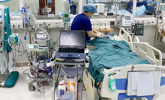 Từ sốt, nôn, bé gái 11 tuổi ở Ninh Bình sốc tim nguy kịch- Ảnh 3. Từ sốt, nôn, bé gái 11 tuổi ở Ninh Bình sốc tim nguy kịch- Ảnh 3.