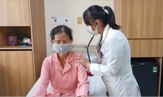 Người phụ nữ 57 tuổi kiệt sức do viêm phổi thừa nhận chủ quan với dấu hiệu nhiều người Việt mắc phải- Ảnh 2.