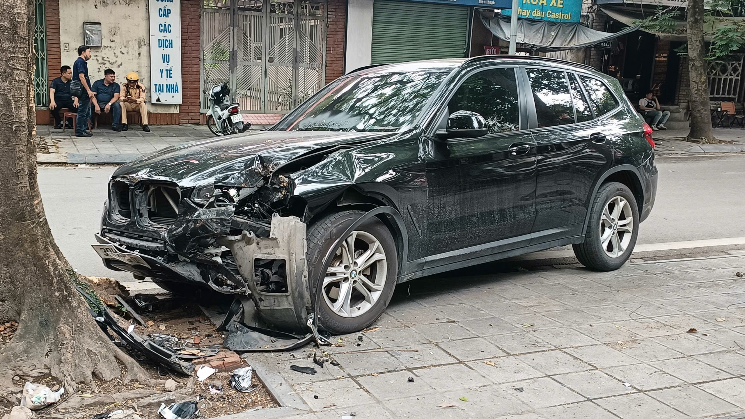 Hà Nội: Nữ sinh bị đứt 'lìa chân' sau va chạm với ô tô BMW trên phố- Ảnh 1. Hà Nội: Nữ sinh bị đứt 'lìa chân' sau va chạm với ô tô BMW trên phố- Ảnh 1.