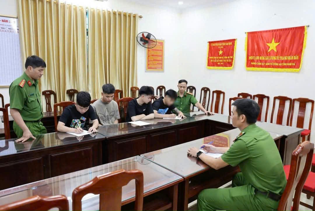 Nam Định: Bắt nhóm thanh, thiếu niên đi xe tốc độ cao gây rối trật tự - Ảnh 2. Nam Định: Bắt nhóm thanh, thiếu niên đi xe tốc độ cao gây rối trật tự - Ảnh 2.