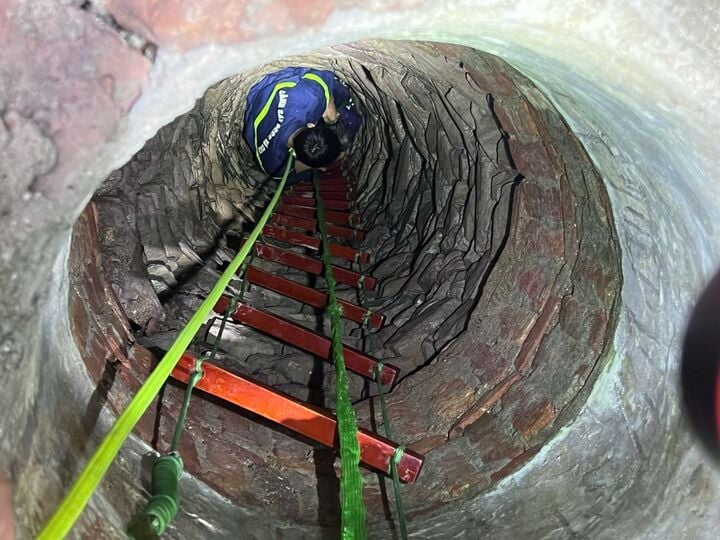 Khoảnh khắc giải cứu cụ bà rơi xuống giếng sâu ở Bắc Giang - Ảnh 1. Khoảnh khắc giải cứu cụ bà rơi xuống giếng sâu ở Bắc Giang - Ảnh 1.