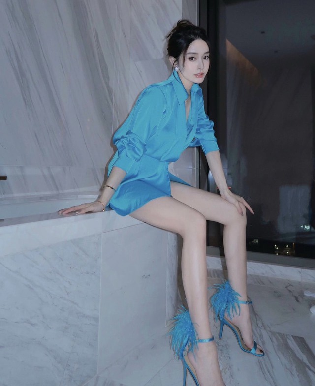 Trang phục hè quyến rũ mang may mắn, tài lộc cho người mệnh Thủy- Ảnh 6. Trang phục hè quyến rũ mang may mắn, tài lộc cho người mệnh Thủy- Ảnh 6.