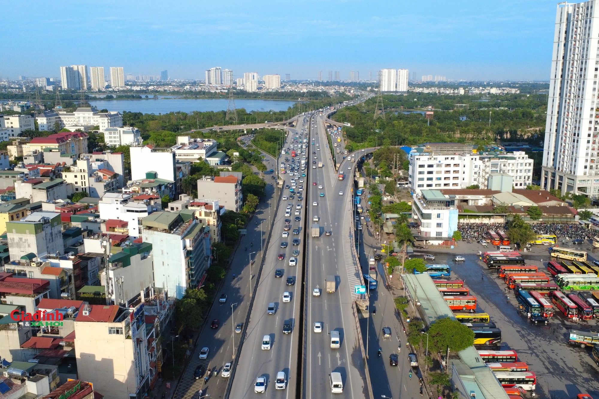 Dòng phương tiện nối đuôi nhau trở lại Hà Nội sau kỳ nghỉ lễ 30/4-1/5 - Ảnh 1. Dòng phương tiện nối đuôi nhau trở lại Hà Nội sau kỳ nghỉ lễ 30/4-1/5 - Ảnh 1.