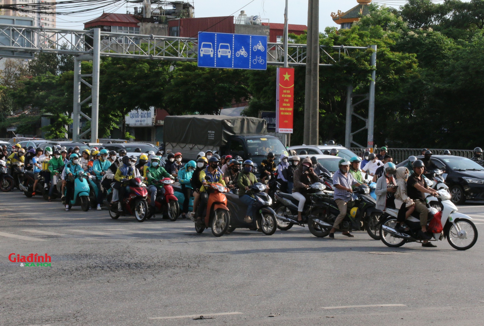 Dòng phương tiện nối đuôi nhau trở lại Hà Nội sau kỳ nghỉ lễ 30/4-1/5 - Ảnh 2. Dòng phương tiện nối đuôi nhau trở lại Hà Nội sau kỳ nghỉ lễ 30/4-1/5 - Ảnh 2.