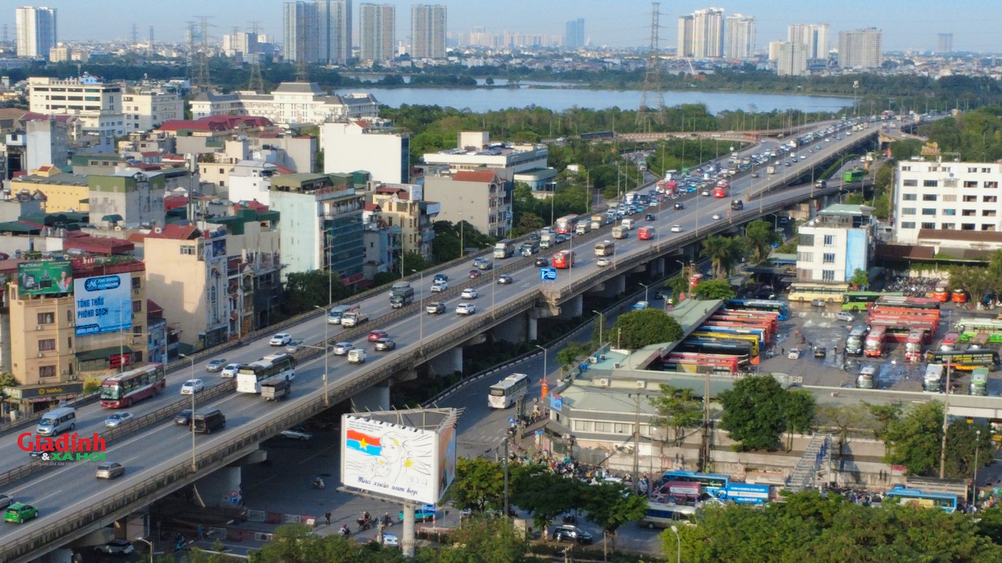 Dòng phương tiện nối đuôi nhau trở lại Hà Nội sau kỳ nghỉ lễ 30/4-1/5 - Ảnh 6. Dòng phương tiện nối đuôi nhau trở lại Hà Nội sau kỳ nghỉ lễ 30/4-1/5 - Ảnh 6.