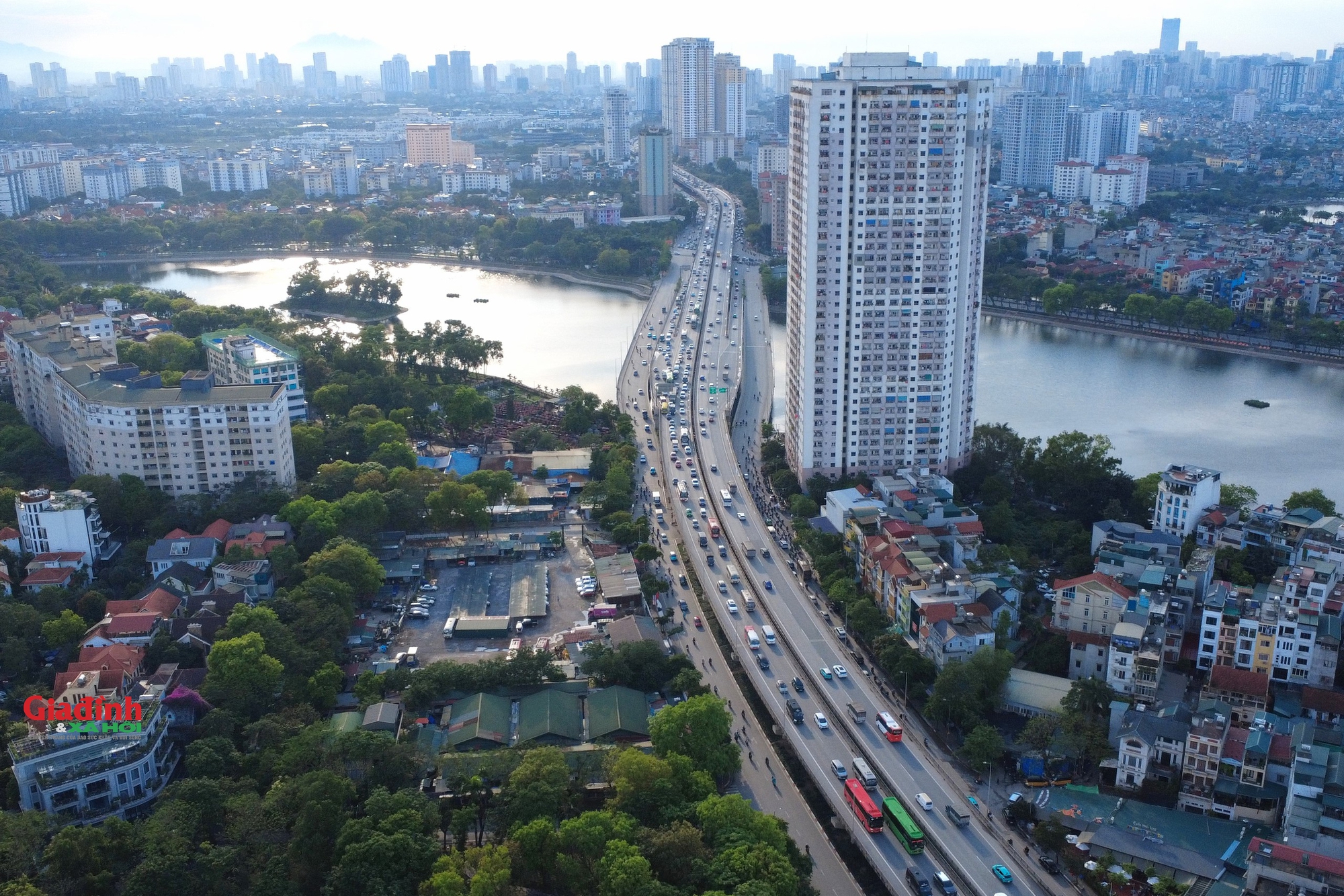 Dòng phương tiện nối đuôi nhau trở lại Hà Nội sau kỳ nghỉ lễ 30/4-1/5 - Ảnh 10. Dòng phương tiện nối đuôi nhau trở lại Hà Nội sau kỳ nghỉ lễ 30/4-1/5 - Ảnh 10.