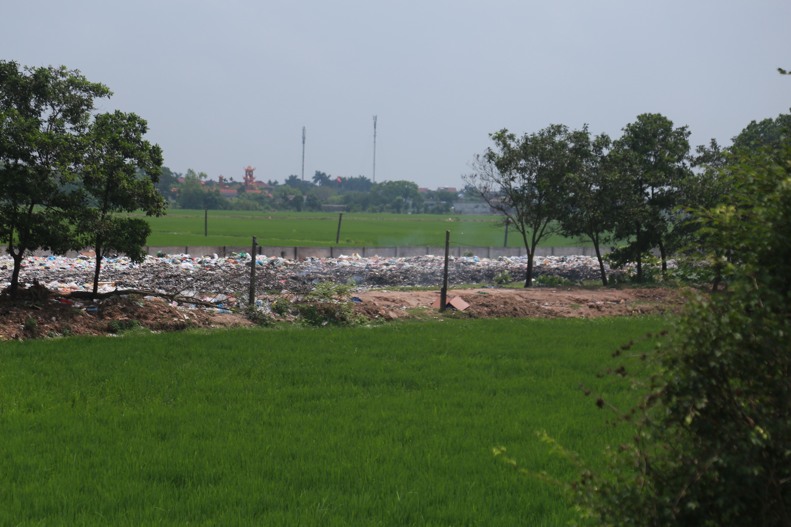 Nam Định: Bãi chôn lấp rác tại các xã ở Vụ Bản 'biến' thành 'lò đốt lộ thiên'- Ảnh 8. Nam Định: Bãi chôn lấp rác tại các xã ở Vụ Bản 'biến' thành 'lò đốt lộ thiên'- Ảnh 8.