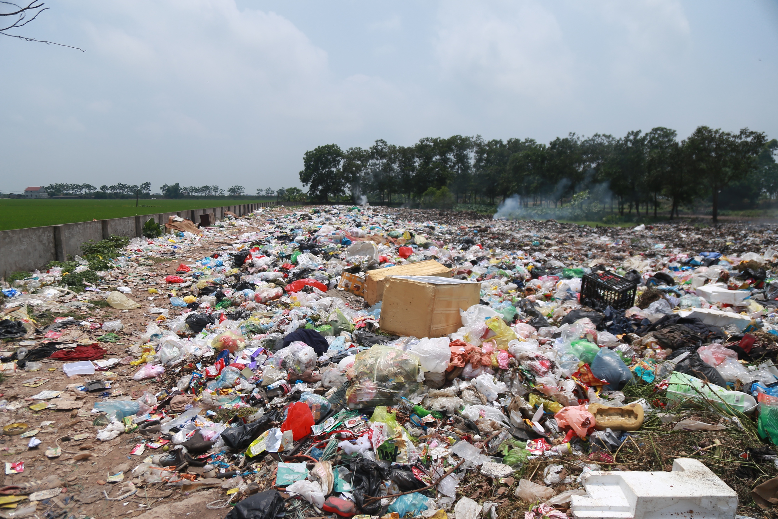 Nam Định: Bãi chôn lấp rác tại các xã ở Vụ Bản 'biến' thành 'lò đốt lộ thiên'- Ảnh 10. Nam Định: Bãi chôn lấp rác tại các xã ở Vụ Bản 'biến' thành 'lò đốt lộ thiên'- Ảnh 10.