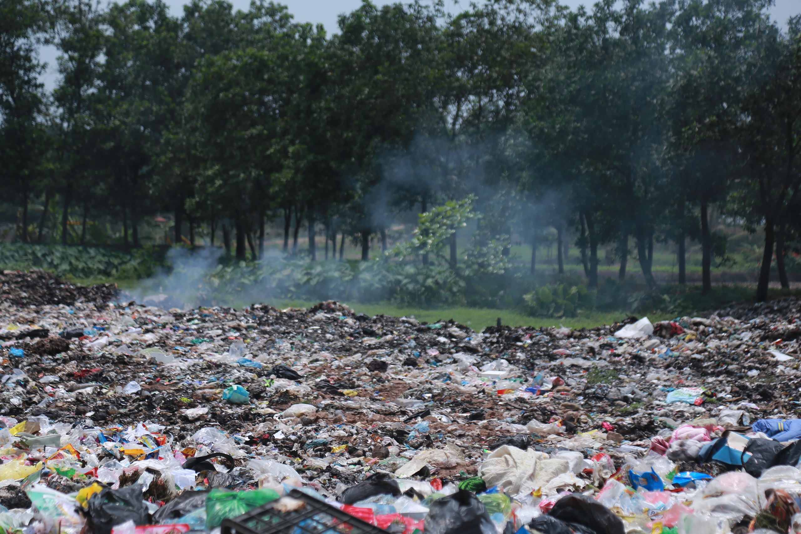 Nam Định: Bãi chôn lấp rác tại các xã ở Vụ Bản 'biến' thành 'lò đốt lộ thiên'- Ảnh 9. Nam Định: Bãi chôn lấp rác tại các xã ở Vụ Bản 'biến' thành 'lò đốt lộ thiên'- Ảnh 9.