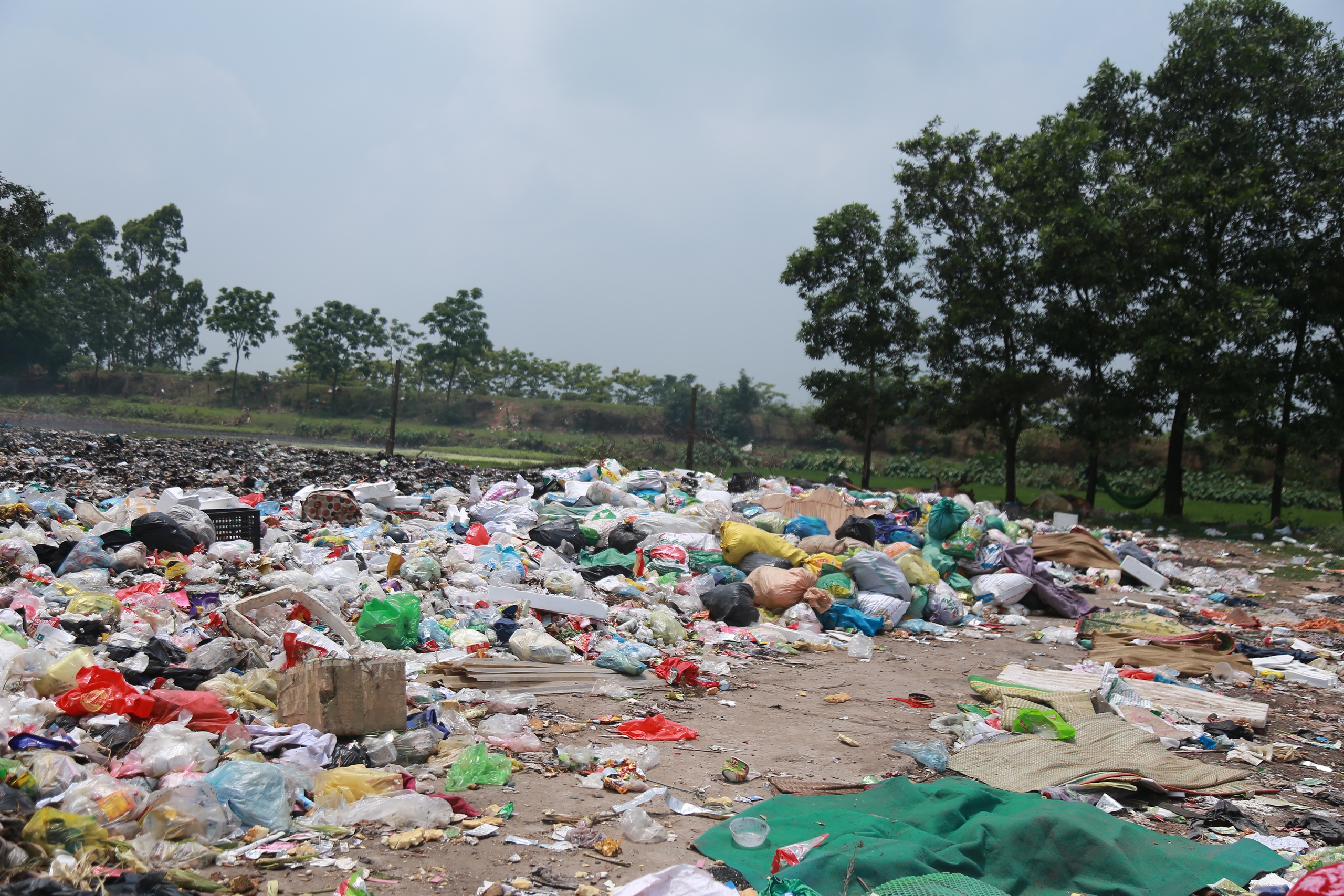 Nam Định: Bãi chôn lấp rác tại các xã ở Vụ Bản 'biến' thành 'lò đốt lộ thiên'- Ảnh 16. Nam Định: Bãi chôn lấp rác tại các xã ở Vụ Bản 'biến' thành 'lò đốt lộ thiên'- Ảnh 16.